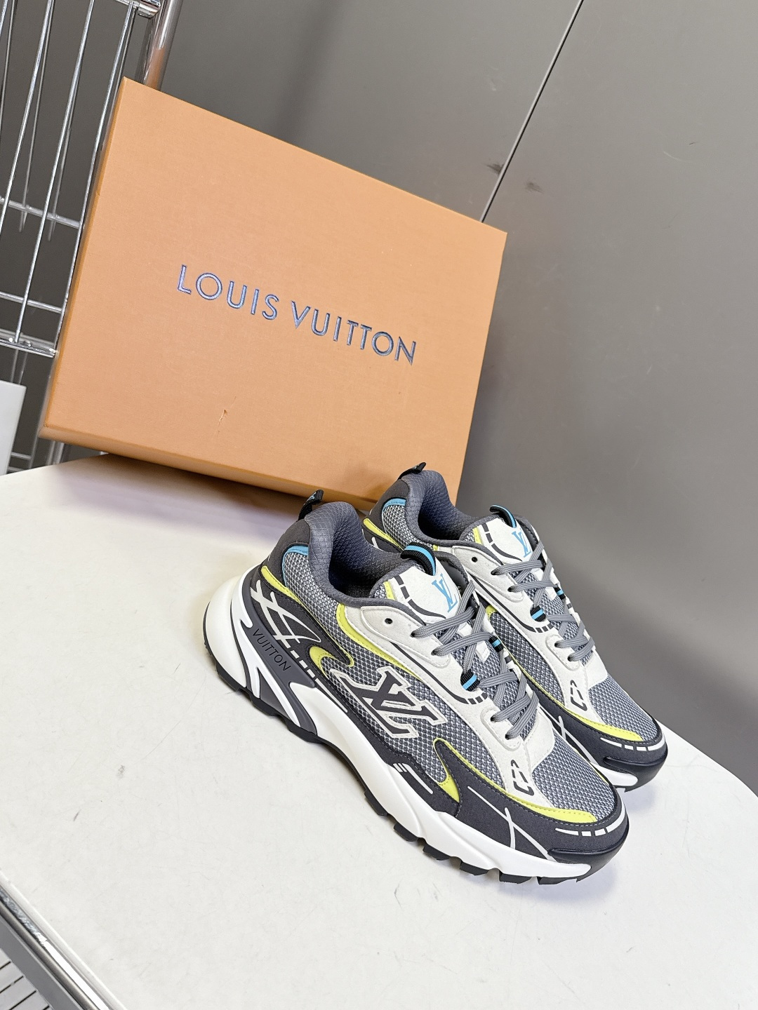 路易威登Louis Vuitton春夏最新款运动鞋超多明星网红种草 鞋面采用透气网布搭配皮革饰片拼接 既