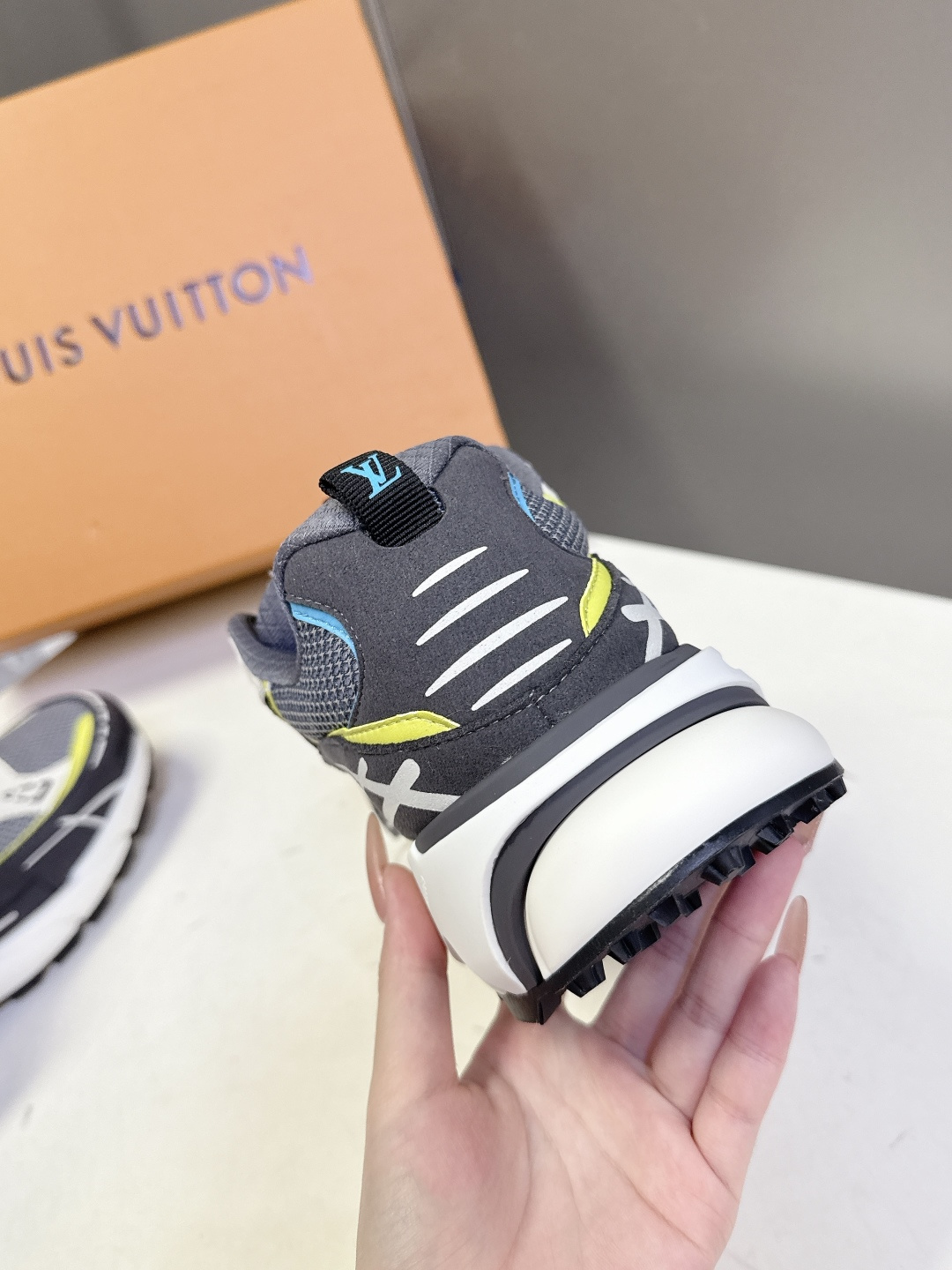 路易威登Louis Vuitton春夏最新款运动鞋超多明星网红种草 鞋面采用透气网布搭配皮革饰片拼接 既
