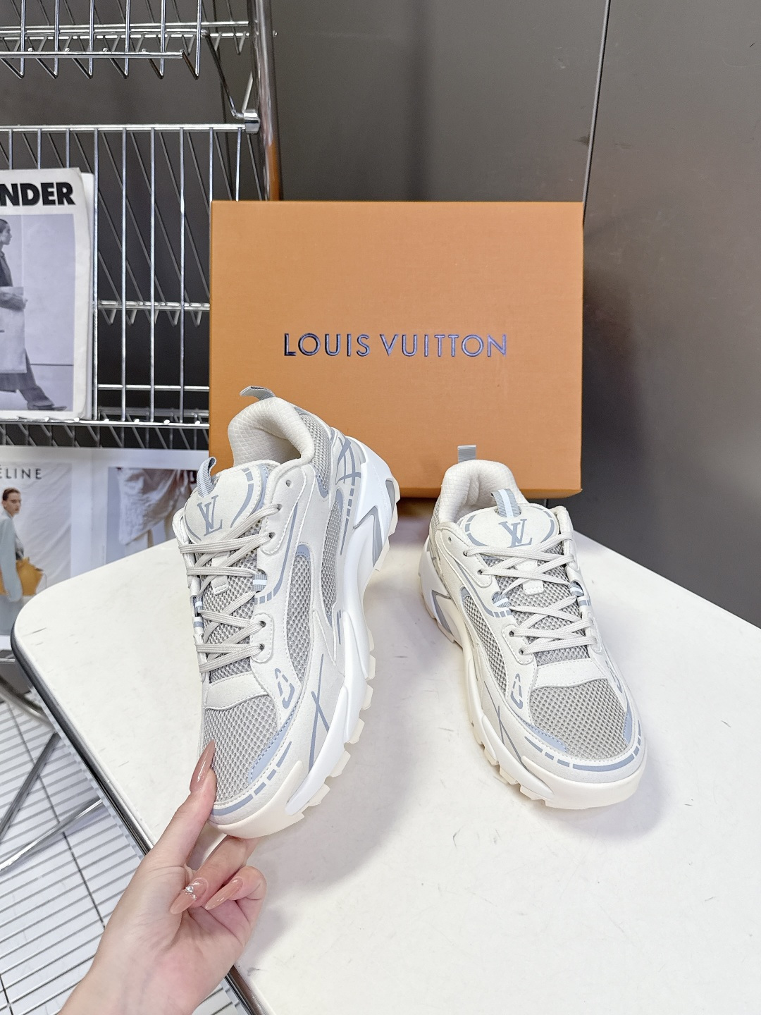 路易威登Louis Vuitton春夏最新款运动鞋超多明星网红种草 鞋面采用透气网布搭配皮革饰片拼接 既