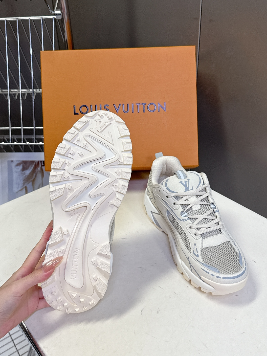 路易威登Louis Vuitton春夏最新款运动鞋超多明星网红种草 鞋面采用透气网布搭配皮革饰片拼接 既