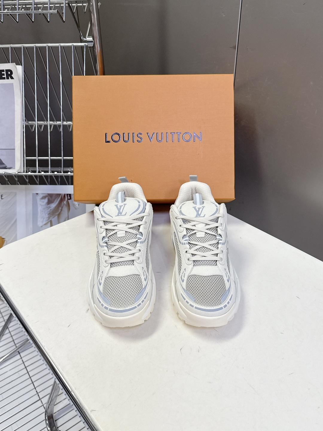 路易威登Louis Vuitton春夏最新款运动鞋超多明星网红种草 鞋面采用透气网布搭配皮革饰片拼接 既