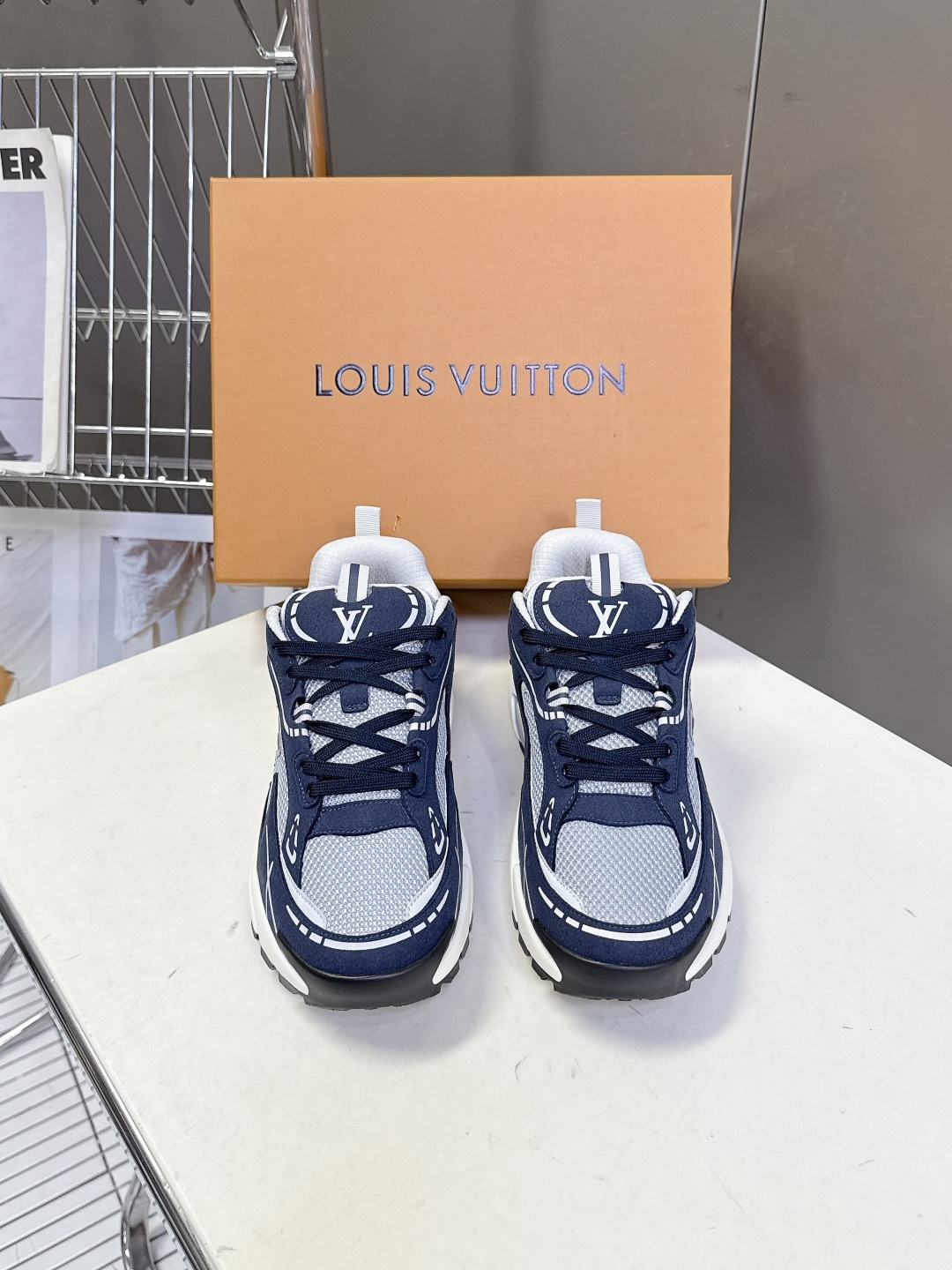 路易威登Louis Vuitton春夏最新款运动鞋超多明星网红种草 鞋面采用透气网布搭配皮革饰片拼接 既