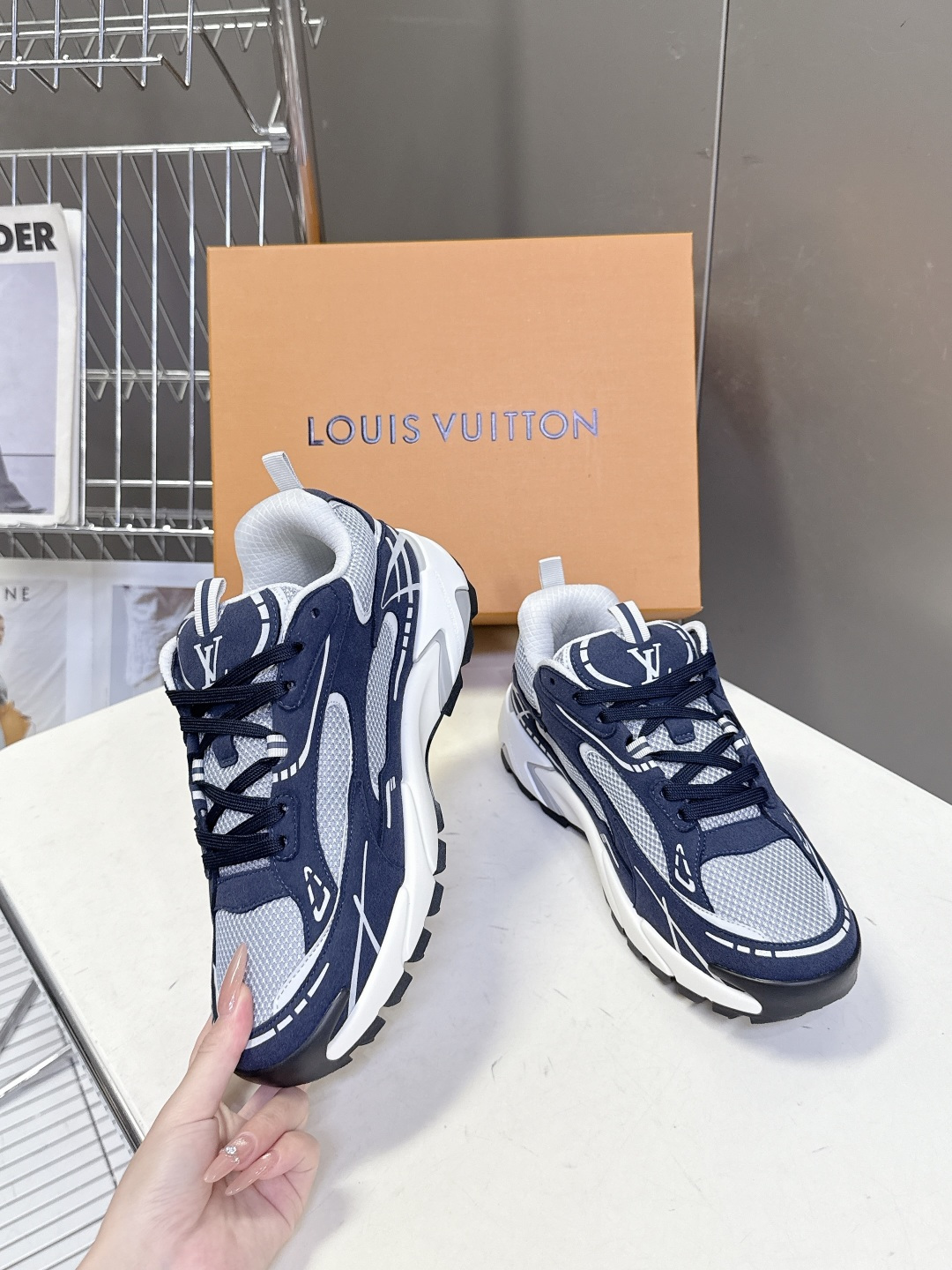 路易威登Louis Vuitton春夏最新款运动鞋超多明星网红种草 鞋面采用透气网布搭配皮革饰片拼接 既