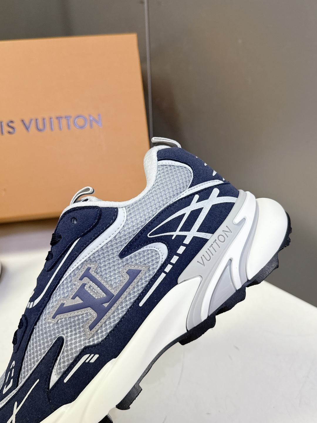 路易威登Louis Vuitton春夏最新款运动鞋超多明星网红种草 鞋面采用透气网布搭配皮革饰片拼接 既