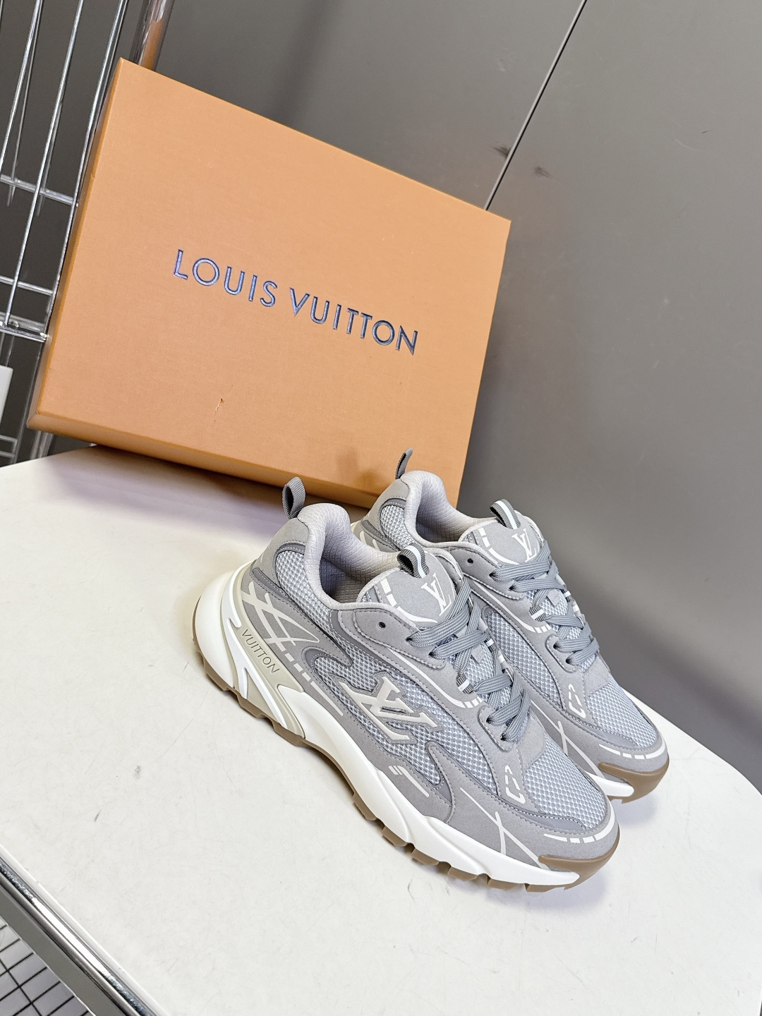 路易威登Louis Vuitton春夏最新款运动鞋超多明星网红种草 鞋面采用透气网布搭配皮革饰片拼接 既