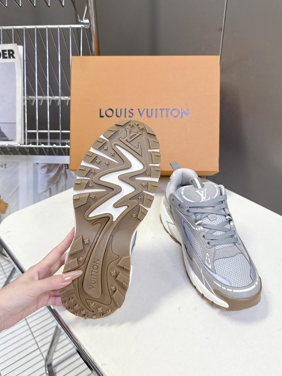 路易威登Louis Vuitton春夏最新款运动鞋超多明星网红种草 鞋面采用透气网布搭配皮革饰片拼接 既