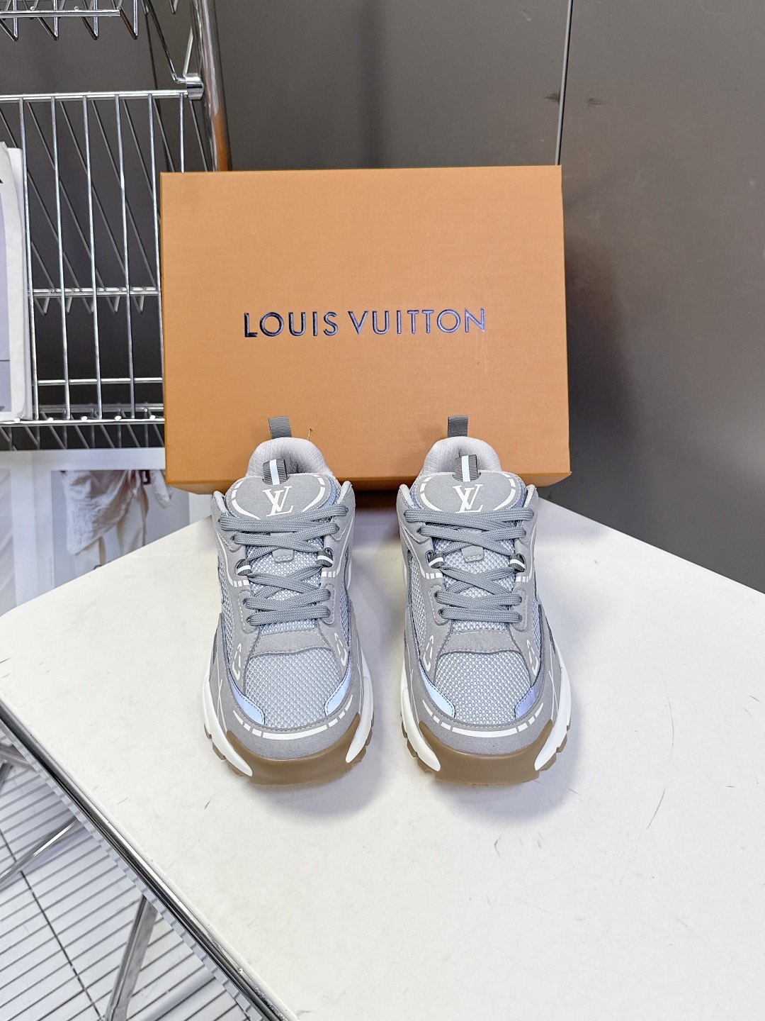 路易威登Louis Vuitton春夏最新款运动鞋超多明星网红种草 鞋面采用透气网布搭配皮革饰片拼接 既
