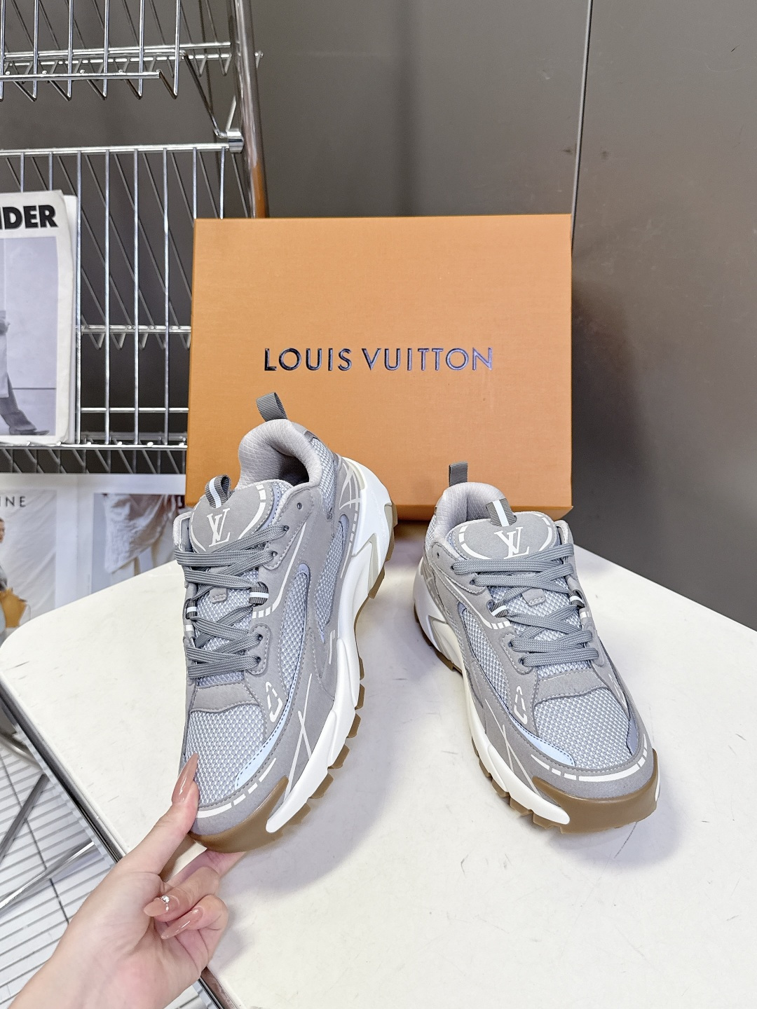 路易威登Louis Vuitton春夏最新款运动鞋超多明星网红种草 鞋面采用透气网布搭配皮革饰片拼接 既