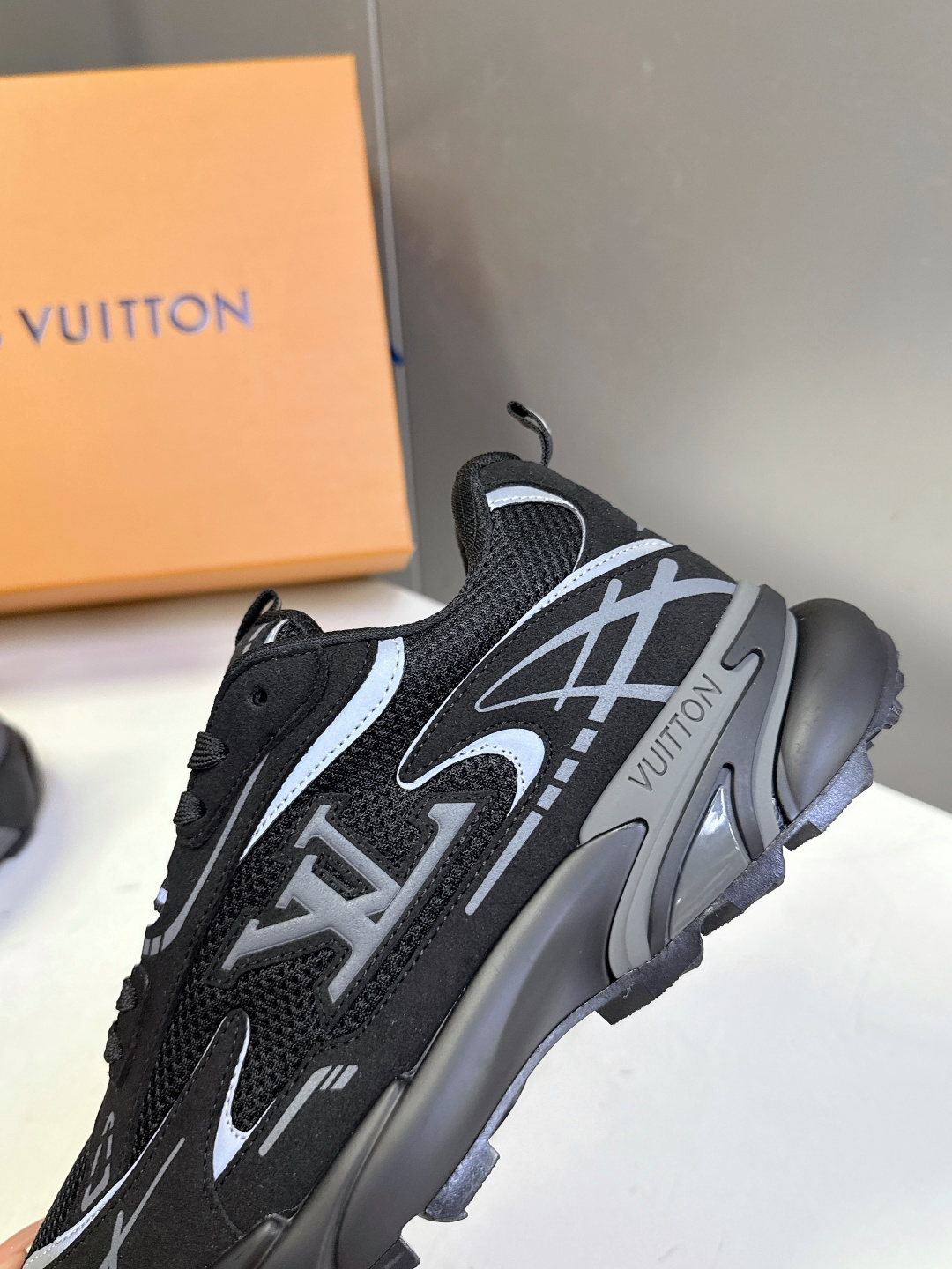 路易威登Louis Vuitton春夏最新款运动鞋超多明星网红种草 鞋面采用透气网布搭配皮革饰片拼接 既