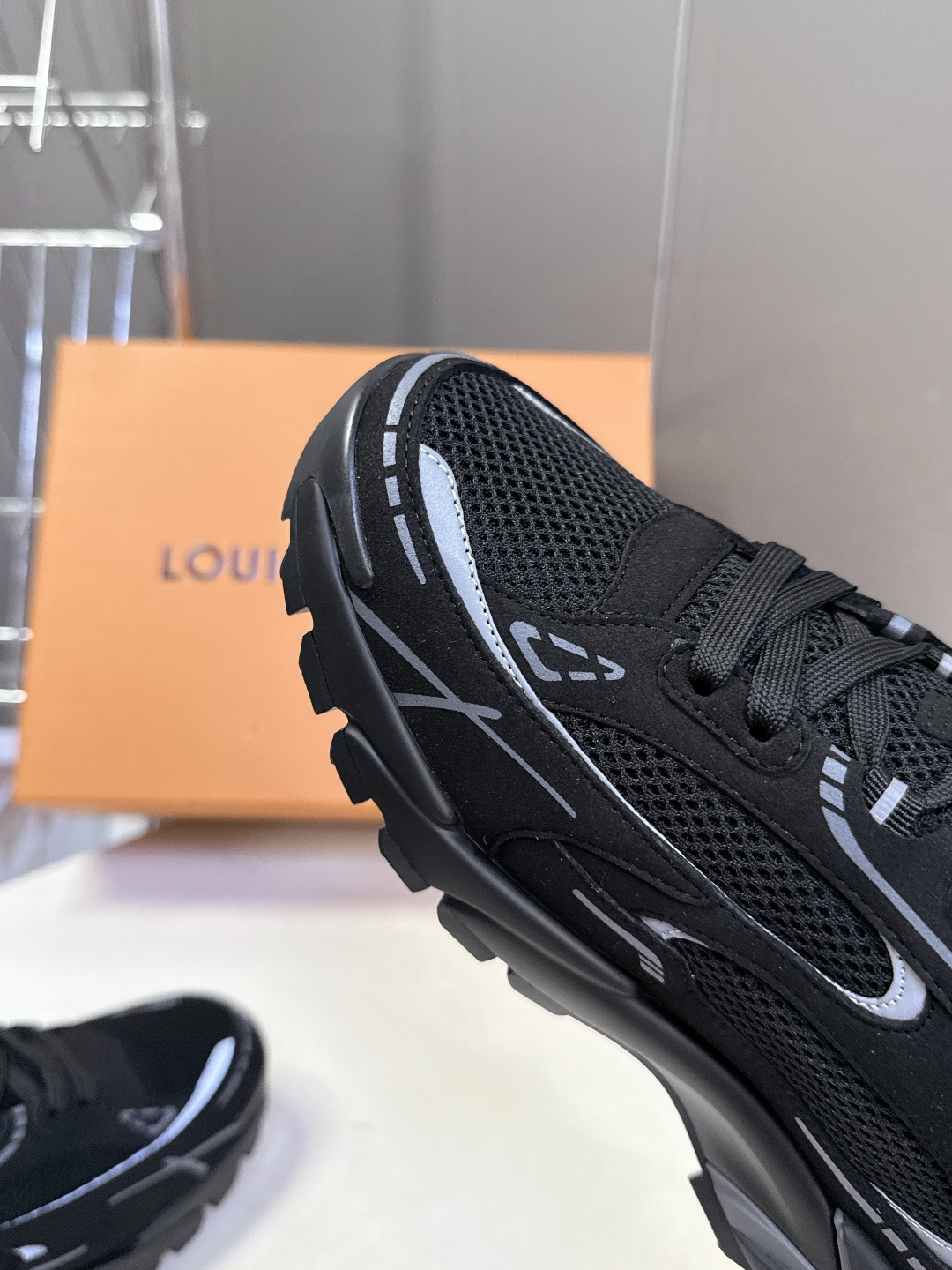 路易威登Louis Vuitton春夏最新款运动鞋超多明星网红种草 鞋面采用透气网布搭配皮革饰片拼接 既