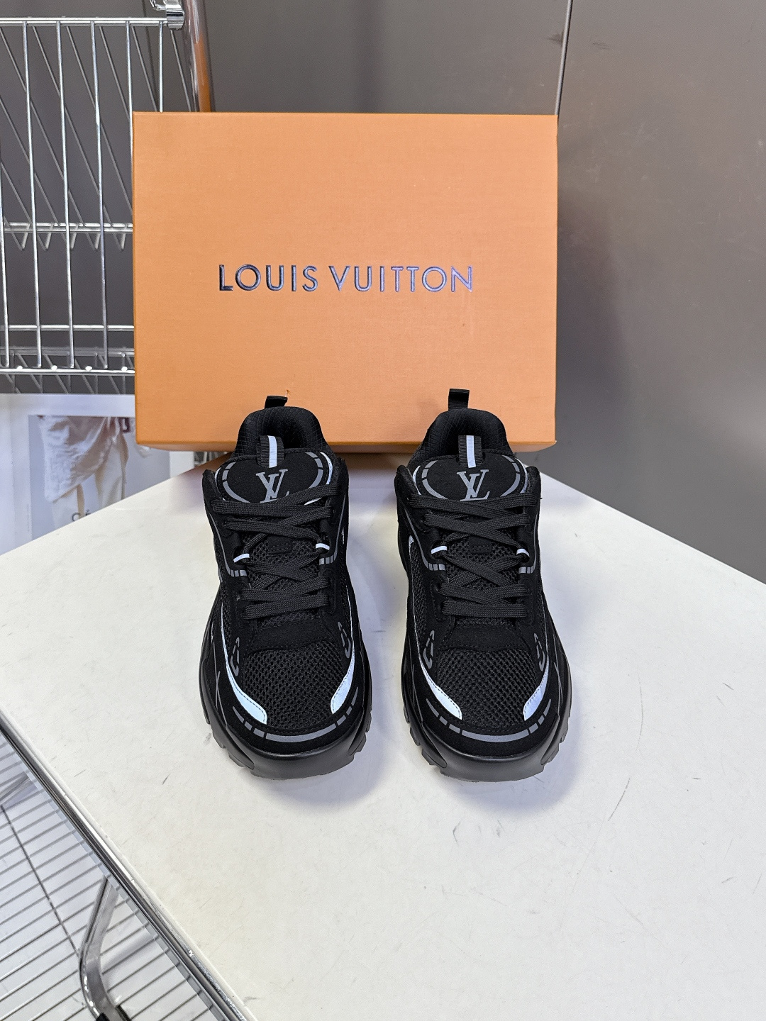 路易威登Louis Vuitton春夏最新款运动鞋超多明星网红种草 鞋面采用透气网布搭配皮革饰片拼接 既