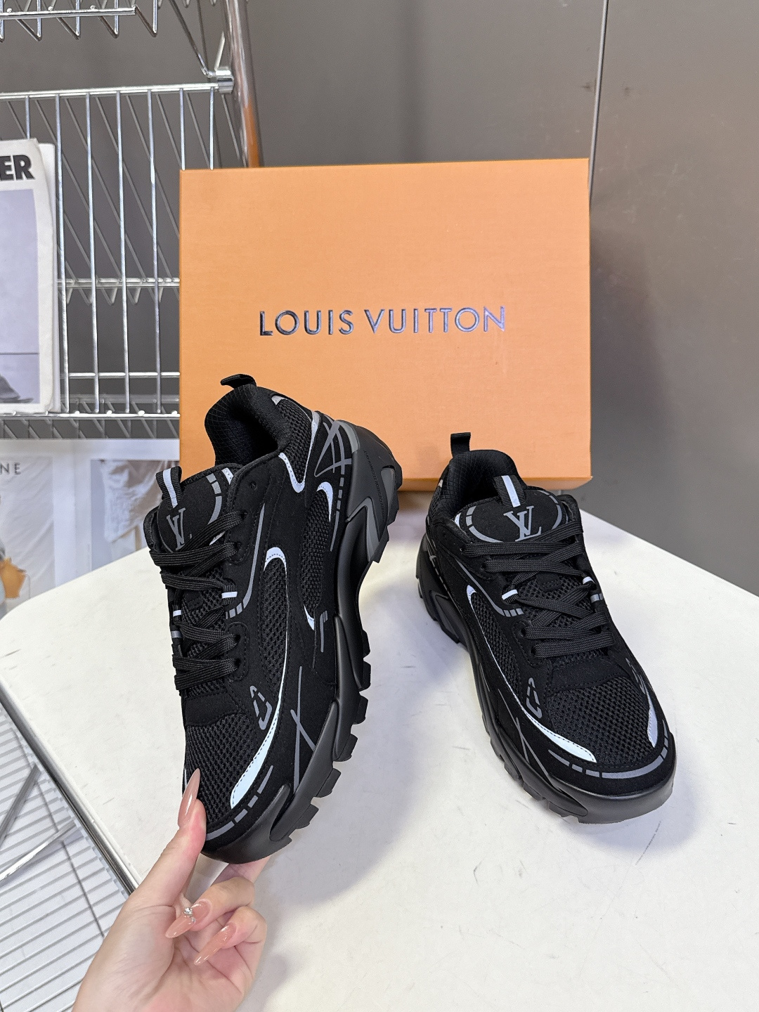 路易威登Louis Vuitton春夏最新款运动鞋超多明星网红种草 鞋面采用透气网布搭配皮革饰片拼接 既