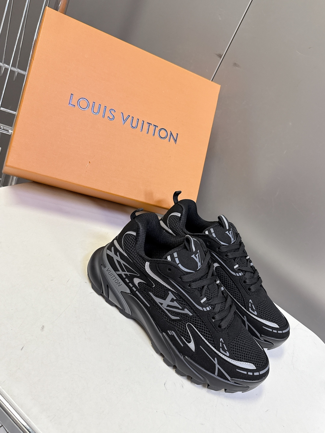 路易威登Louis Vuitton春夏最新款运动鞋超多明星网红种草 鞋面采用透气网布搭配皮革饰片拼接 既