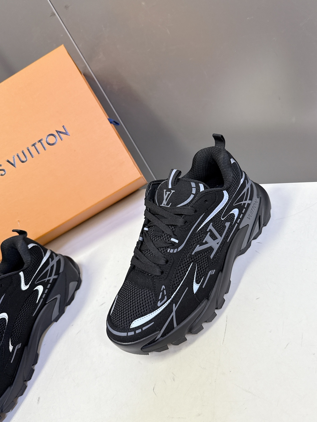 路易威登Louis Vuitton春夏最新款运动鞋超多明星网红种草 鞋面采用透气网布搭配皮革饰片拼接 既