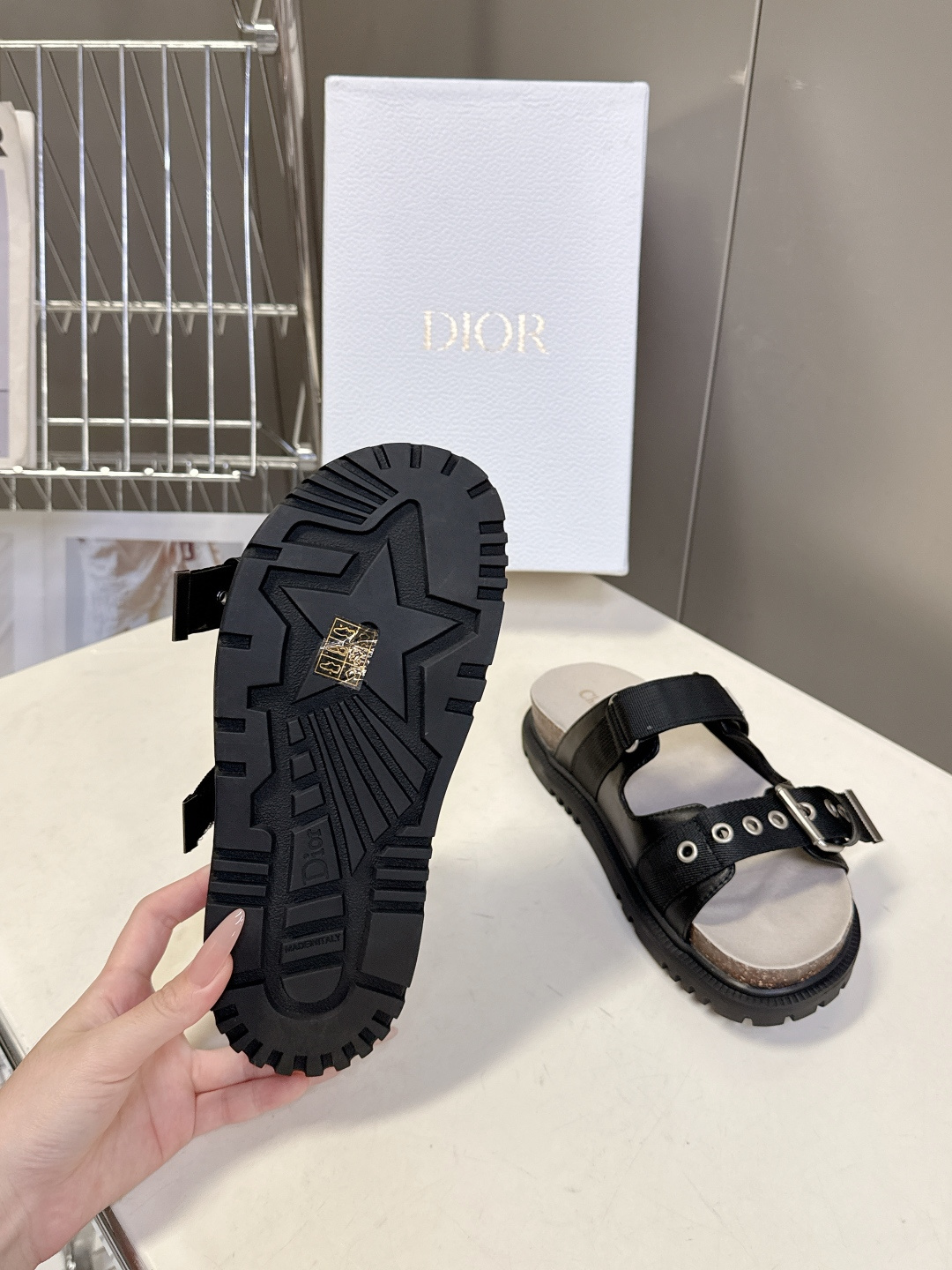 迪奥Dior春夏最新款双搭扣厚底凉拖超多明星网红种草 鞋身采用两条可调节金属搭扣带 其中一条带有“DIO
