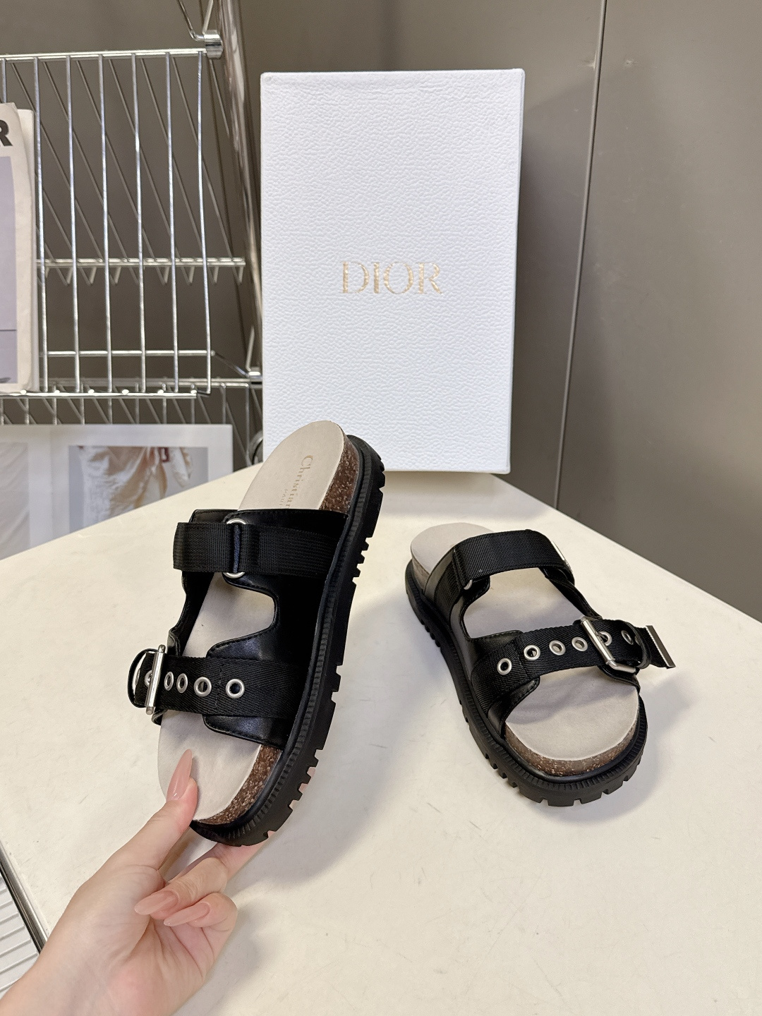 迪奥Dior春夏最新款双搭扣厚底凉拖超多明星网红种草 鞋身采用两条可调节金属搭扣带 其中一条带有“DIO