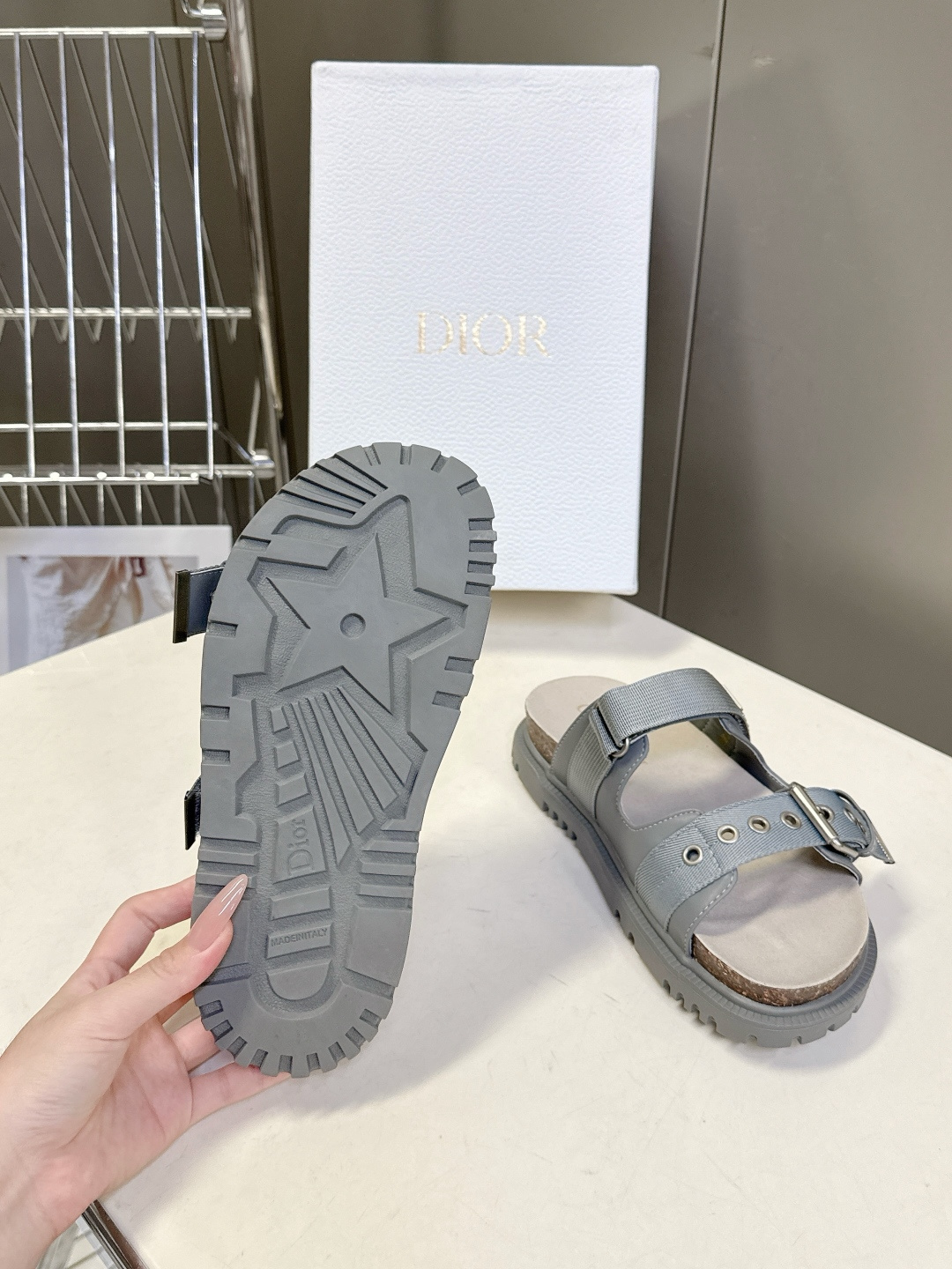 迪奥Dior春夏最新款双搭扣厚底凉拖超多明星网红种草 鞋身采用两条可调节金属搭扣带 其中一条带有“DIO