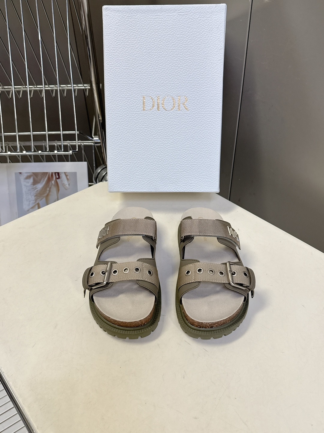 迪奥Dior春夏最新款双搭扣厚底凉拖超多明星网红种草 鞋身采用两条可调节金属搭扣带 其中一条带有“DIO