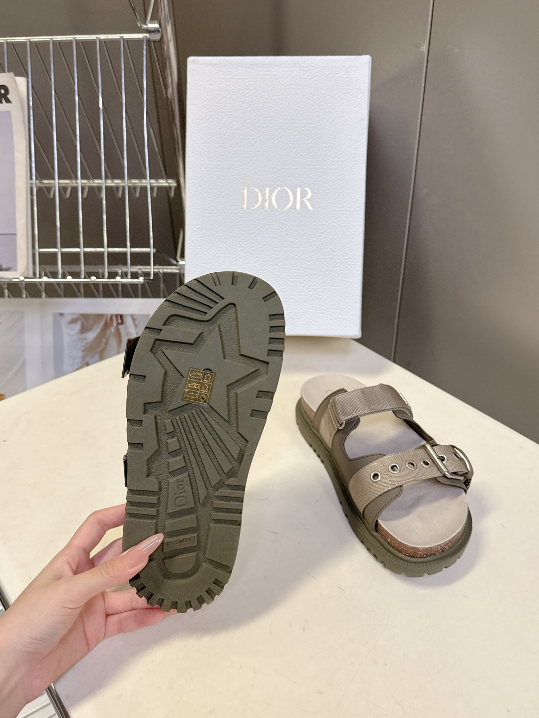 迪奥Dior春夏最新款双搭扣厚底凉拖超多明星网红种草 鞋身采用两条可调节金属搭扣带 其中一条带有“DIO