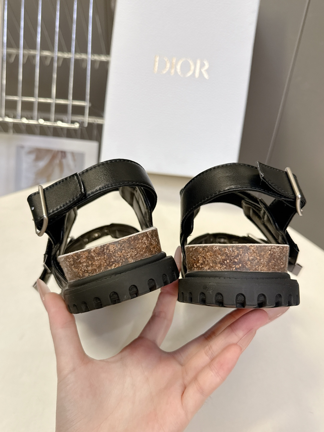 迪奥Dior春夏最新款双搭扣厚底凉拖超多明星网红种草 鞋身采用两条可调节金属搭扣带 其中一条带有“DIO