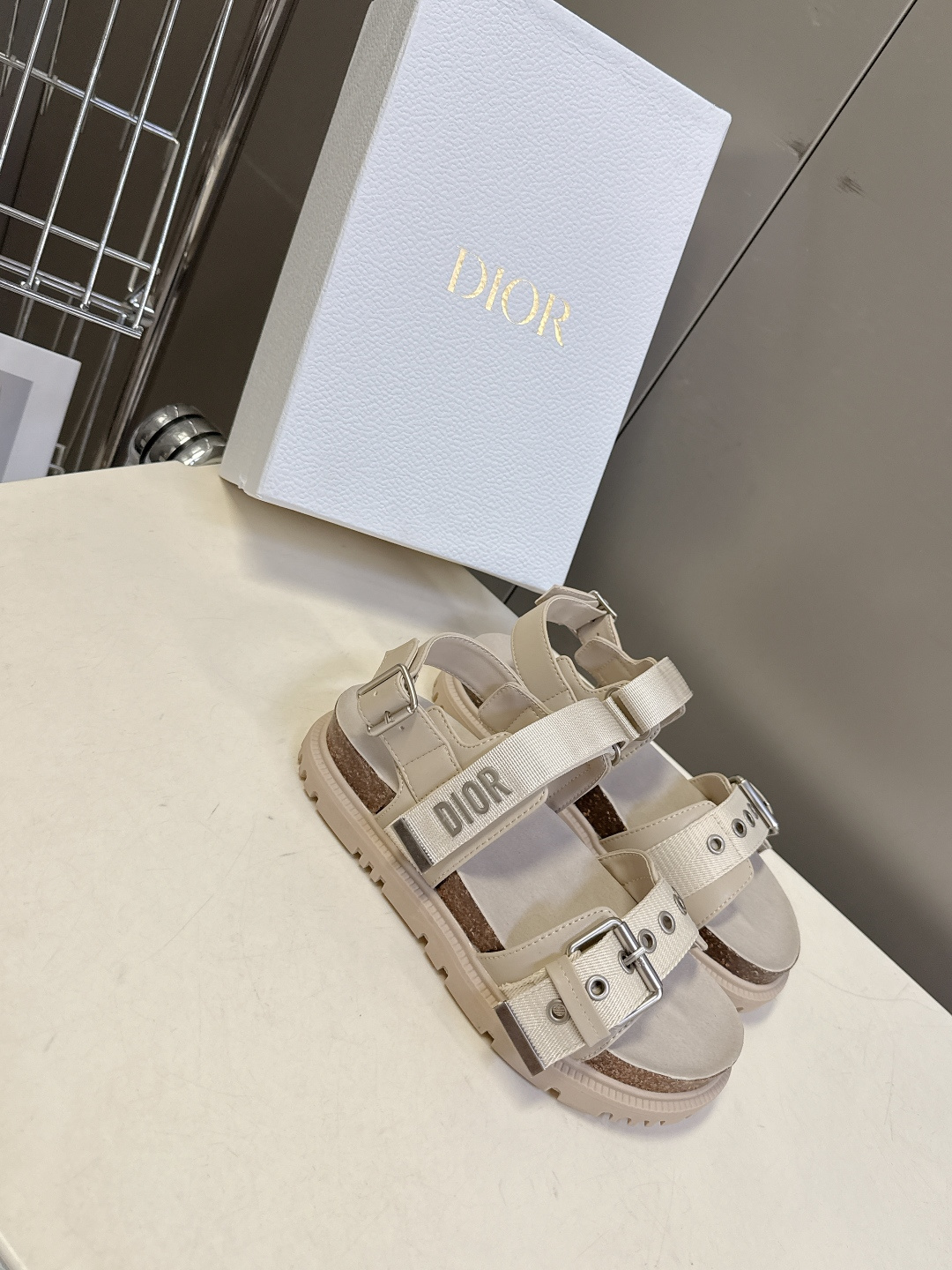 迪奥Dior春夏最新款双搭扣厚底凉拖超多明星网红种草 鞋身采用两条可调节金属搭扣带 其中一条带有“DIO