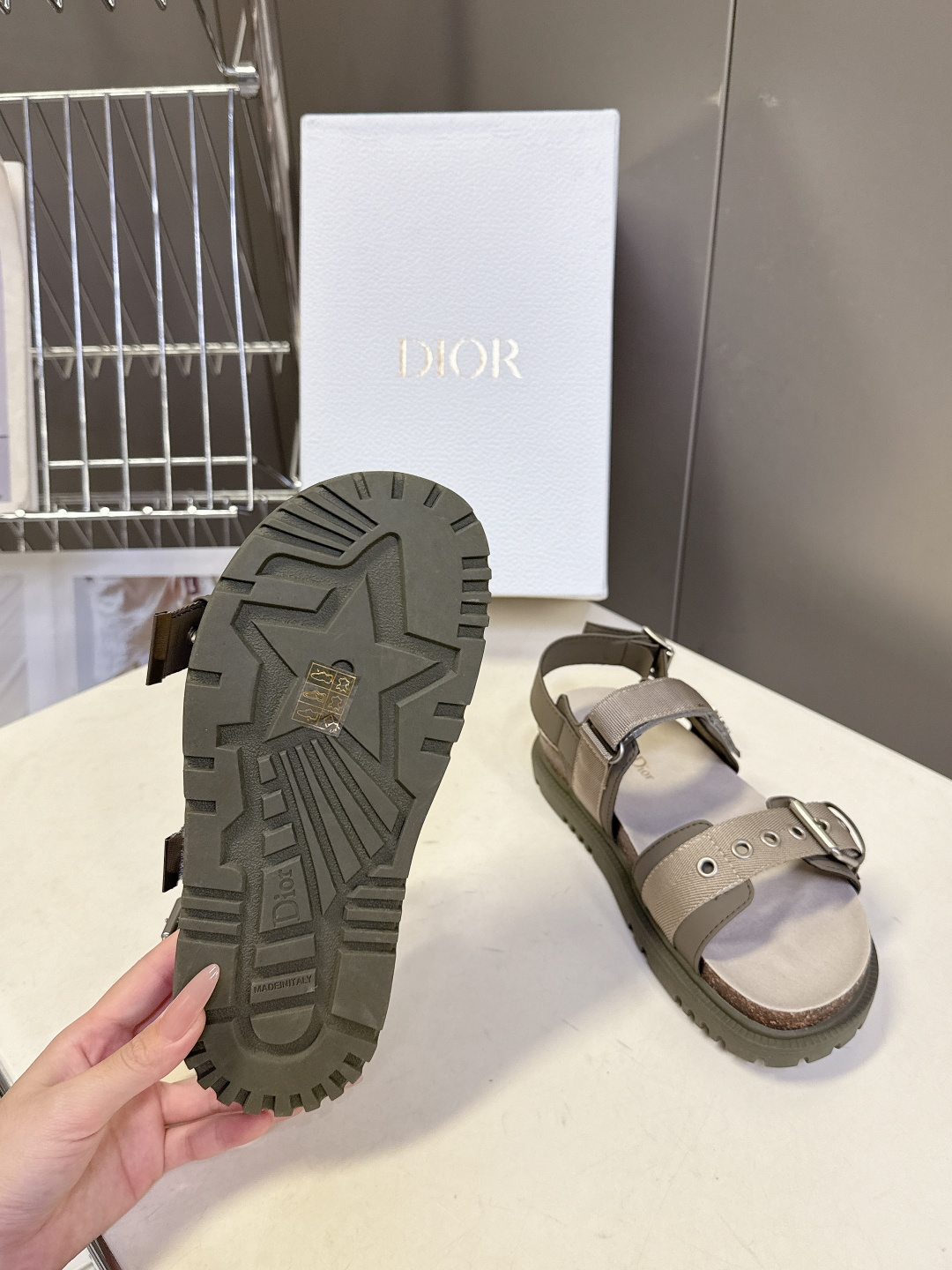 迪奥Dior春夏最新款双搭扣厚底凉拖超多明星网红种草 鞋身采用两条可调节金属搭扣带 其中一条带有“DIO