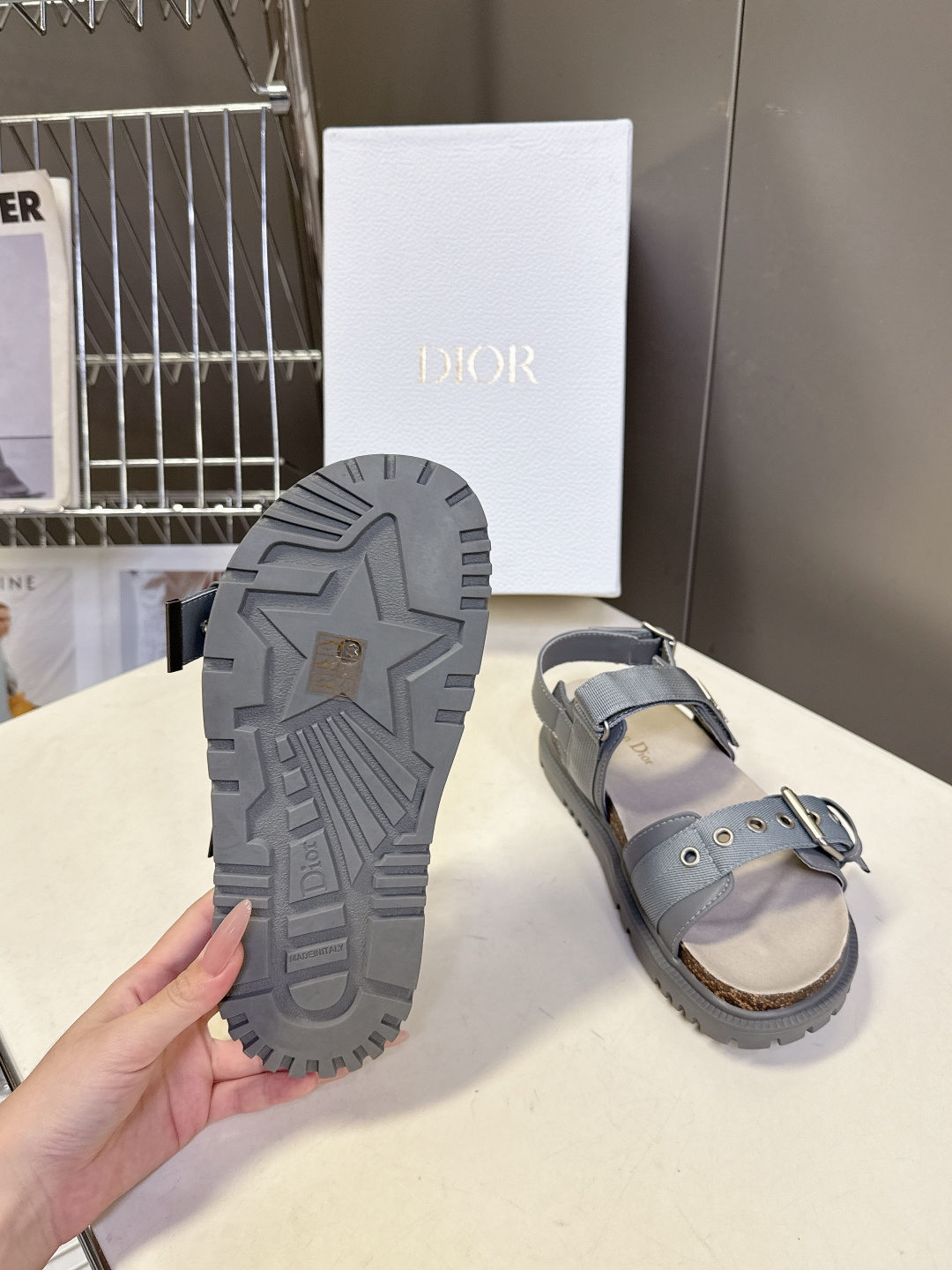 迪奥Dior春夏最新款双搭扣厚底凉拖超多明星网红种草 鞋身采用两条可调节金属搭扣带 其中一条带有“DIO