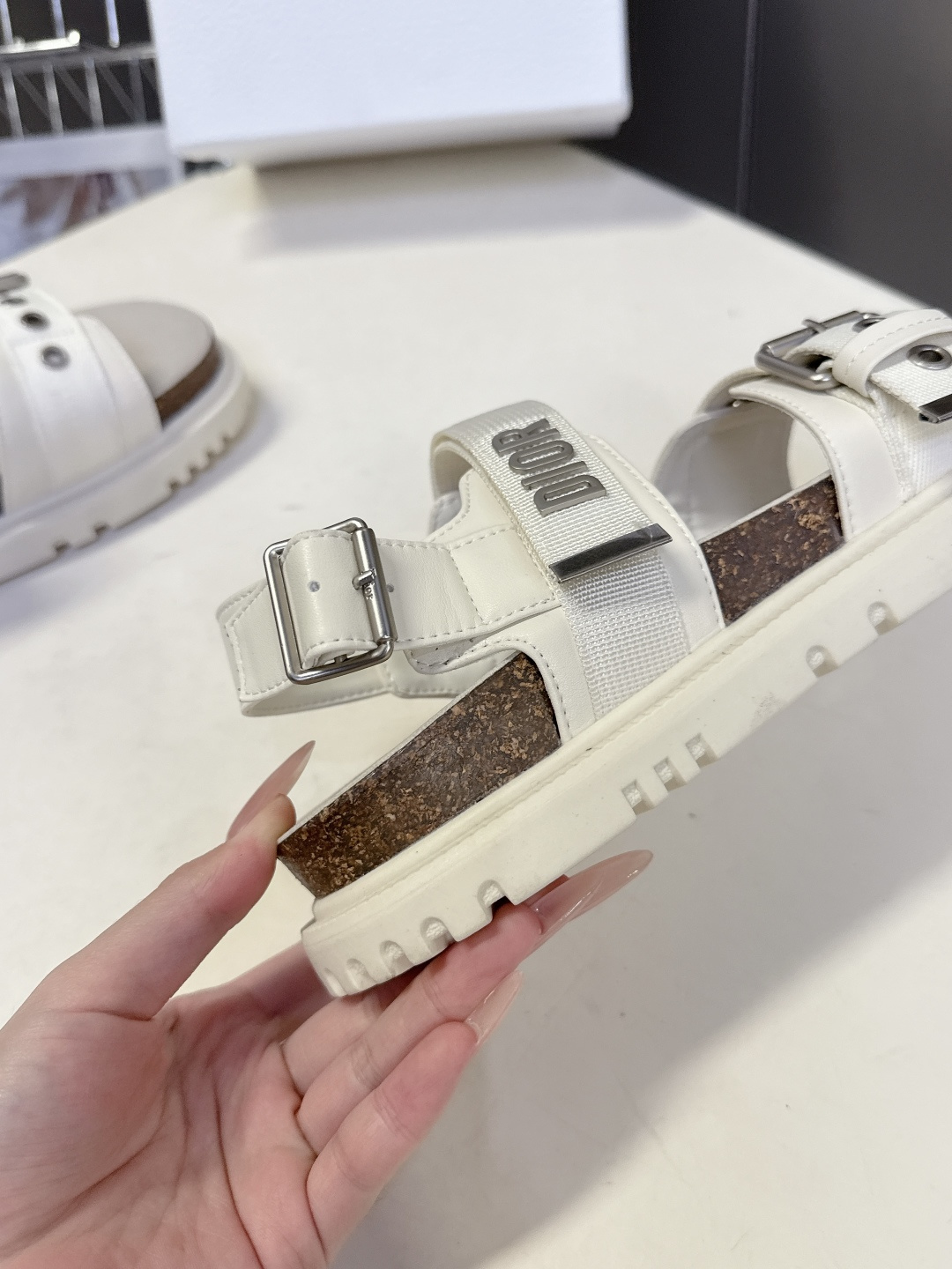 迪奥Dior春夏最新款双搭扣厚底凉拖超多明星网红种草 鞋身采用两条可调节金属搭扣带 其中一条带有“DIO