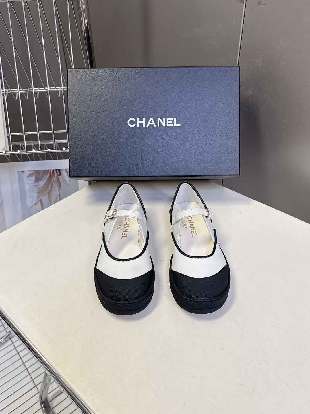 香奈儿Chanel春夏最新款Coco Beach系列玛丽珍平底鞋超多明星网红种草 鞋头采用黑色橡胶材质 