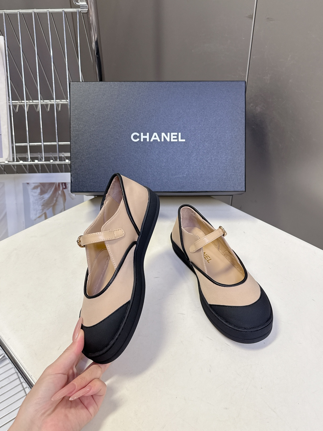香奈儿Chanel春夏最新款Coco Beach系列玛丽珍平底鞋超多明星网红种草 鞋头采用黑色橡胶材质 
