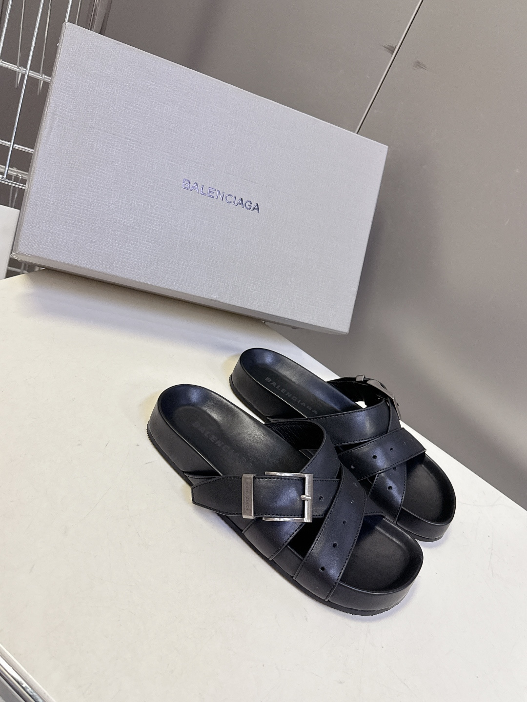 Balenciaga巴黎世家春夏最新情侣款穆勒凉拖超多明星网红种草 鞋面采用光滑小牛皮打造 触感细腻且耐