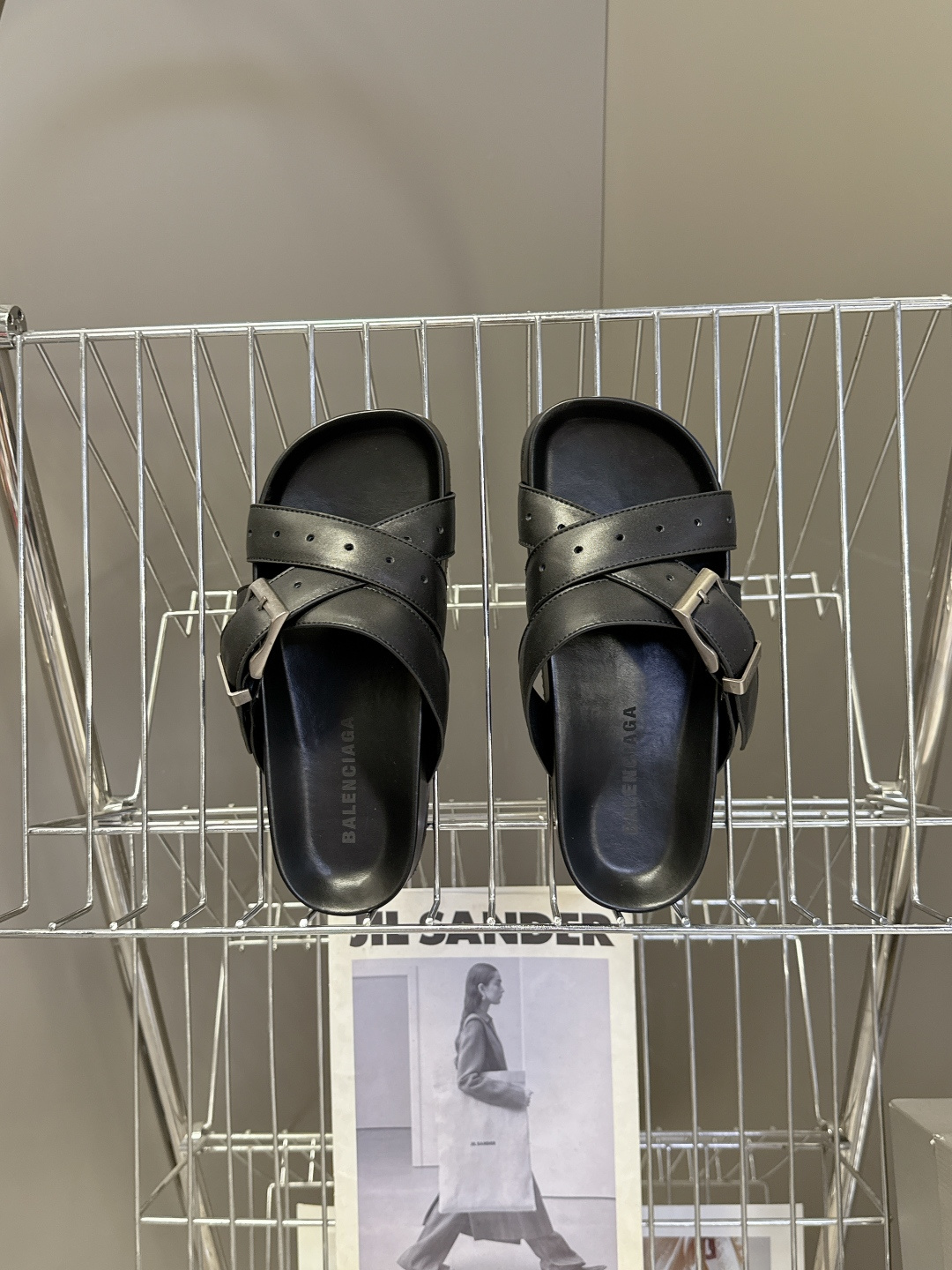 Balenciaga巴黎世家春夏最新情侣款穆勒凉拖超多明星网红种草 鞋面采用光滑小牛皮打造 触感细腻且耐