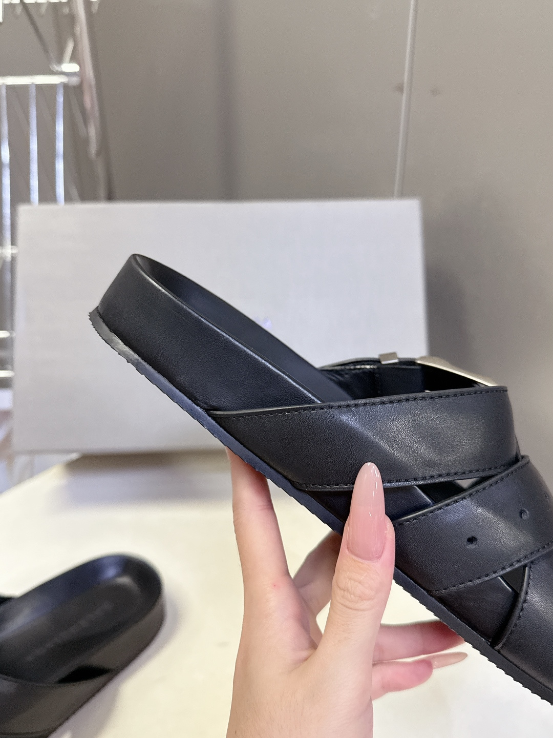 Balenciaga巴黎世家春夏最新情侣款穆勒凉拖超多明星网红种草 鞋面采用光滑小牛皮打造 触感细腻且耐