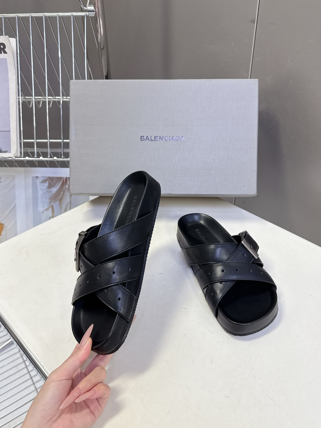 Balenciaga巴黎世家春夏最新情侣款穆勒凉拖超多明星网红种草 鞋面采用光滑小牛皮打造 触感细腻且耐