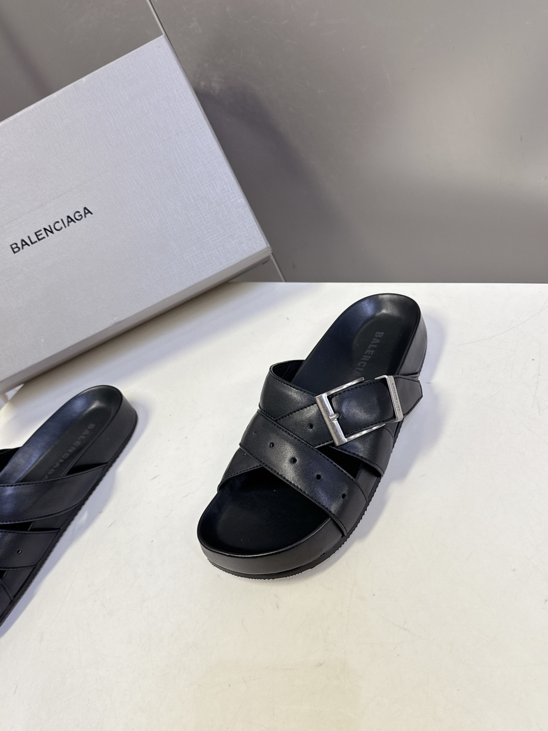 Balenciaga巴黎世家春夏最新情侣款穆勒凉拖超多明星网红种草 鞋面采用光滑小牛皮打造 触感细腻且耐