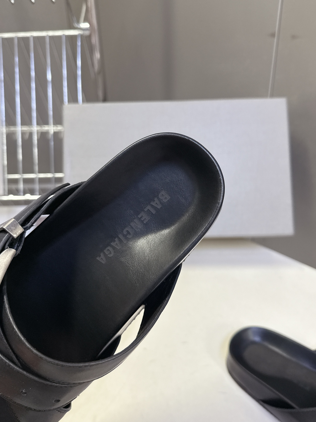 Balenciaga巴黎世家春夏最新情侣款穆勒凉拖超多明星网红种草 鞋面采用光滑小牛皮打造 触感细腻且耐