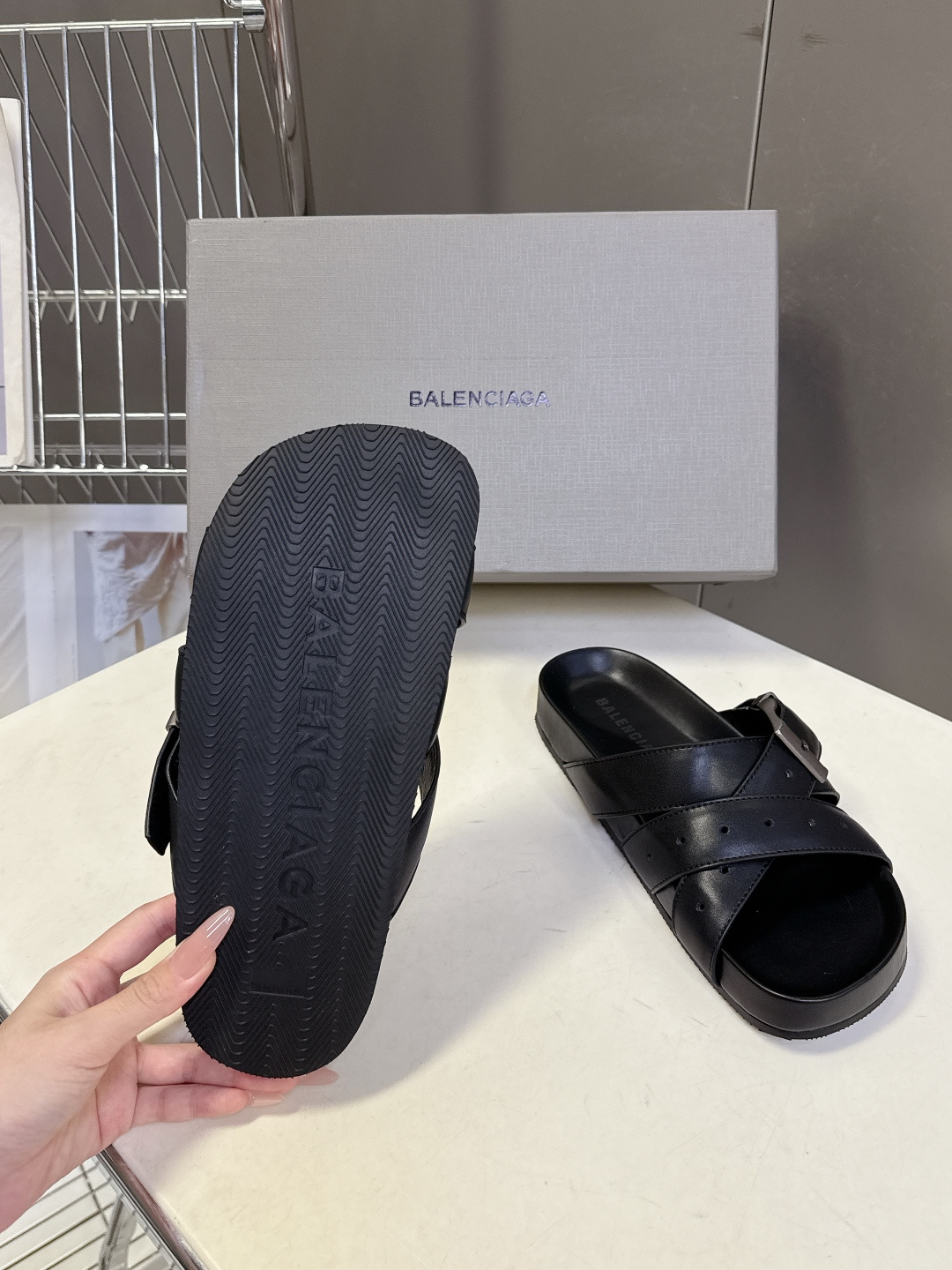 Balenciaga巴黎世家春夏最新情侣款穆勒凉拖超多明星网红种草 鞋面采用光滑小牛皮打造 触感细腻且耐