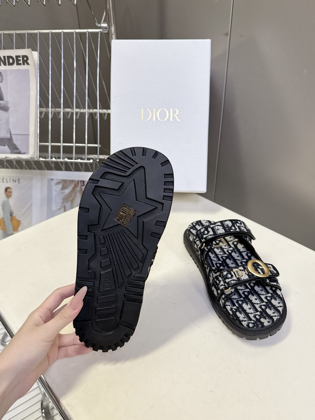 迪奥DIOR春夏最新款魔术贴一字凉拖超多明星网红种草 搭配品牌经典的Oblique老花 藤格纹元素 辨识