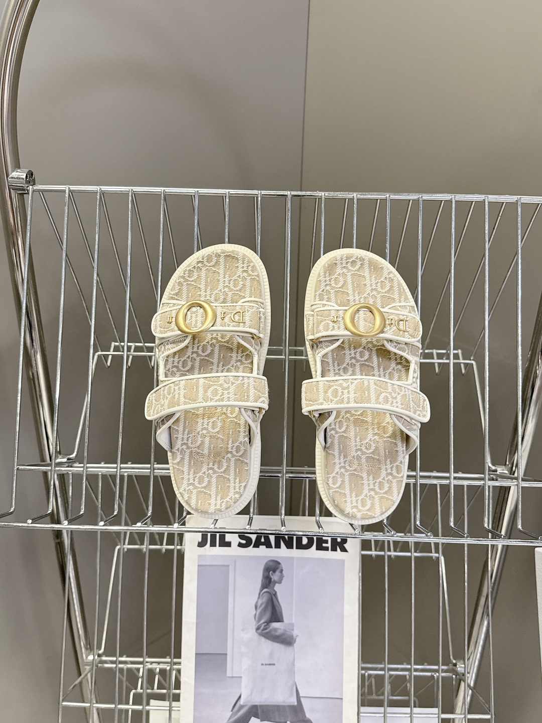 迪奥DIOR春夏最新款魔术贴一字凉拖超多明星网红种草 搭配品牌经典的Oblique老花 藤格纹元素 辨识