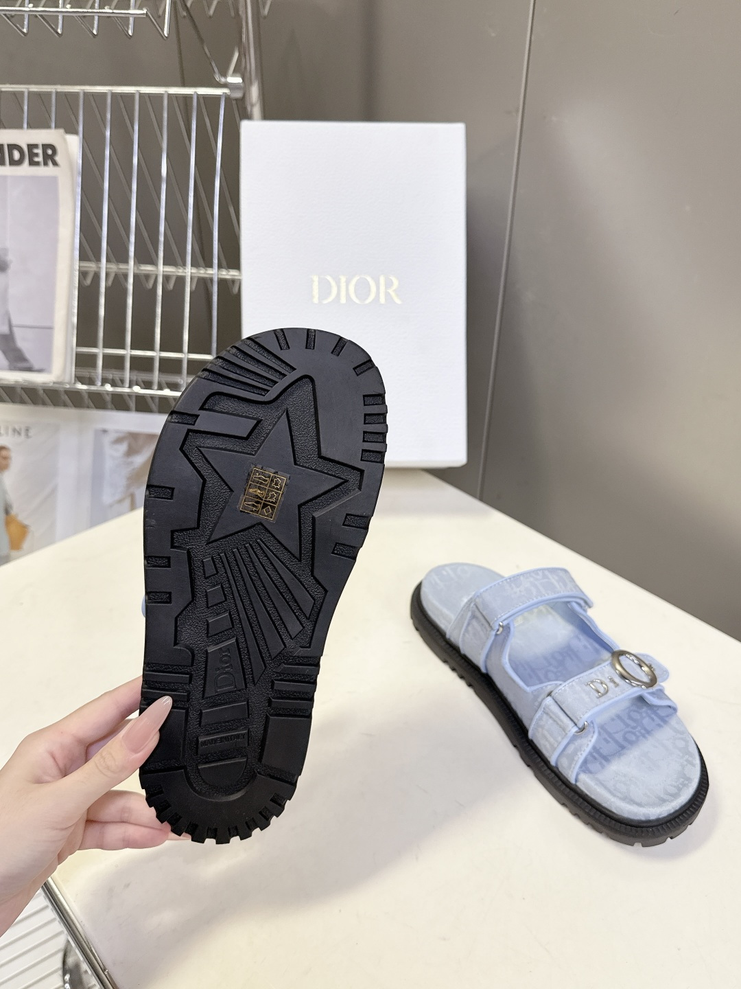 迪奥DIOR春夏最新款魔术贴一字凉拖超多明星网红种草 搭配品牌经典的Oblique老花 藤格纹元素 辨识