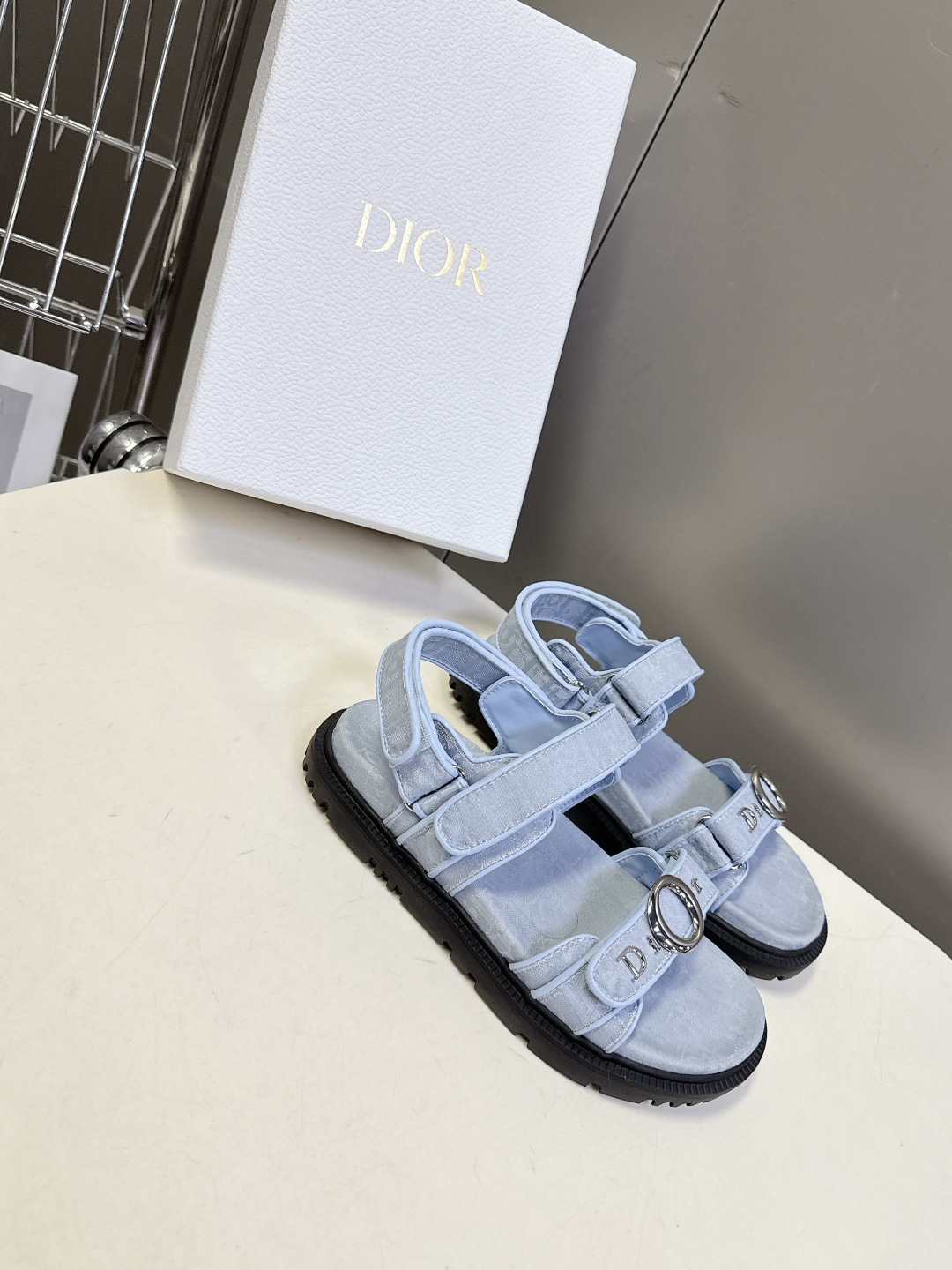 迪奥DIOR春夏最新款魔术贴一字凉拖超多明星网红种草 搭配品牌经典的Oblique老花 藤格纹元素 辨识