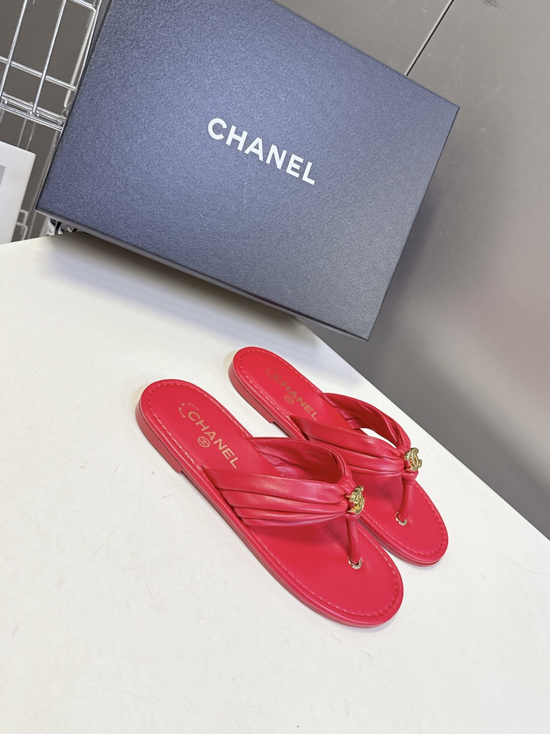 香奈儿Chanel春夏最新款人字拖超多明星网红种草 鞋面中心的金色双C标志是品牌的经典识别元素 自带精致