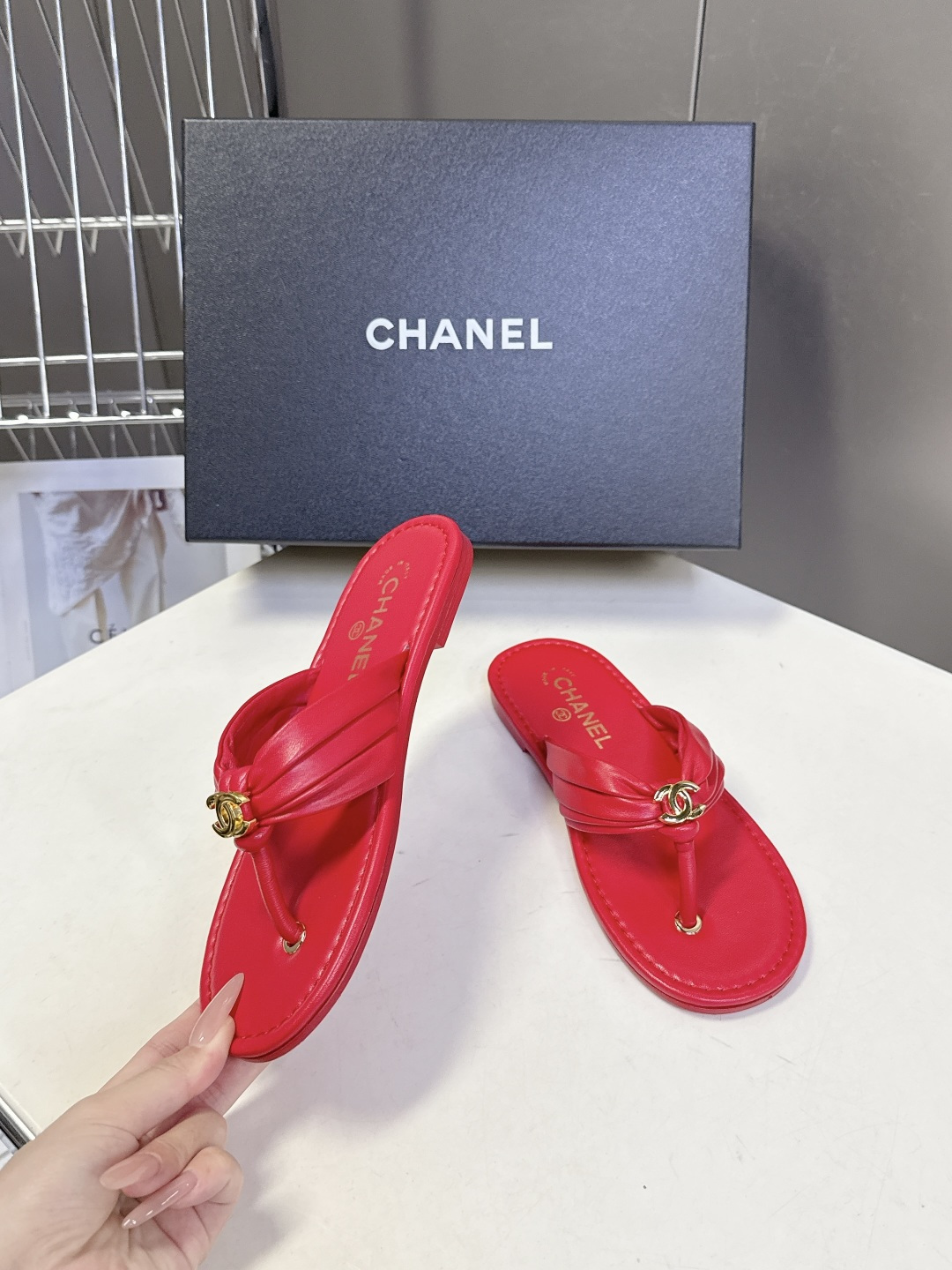 香奈儿Chanel春夏最新款人字拖超多明星网红种草 鞋面中心的金色双C标志是品牌的经典识别元素 自带精致