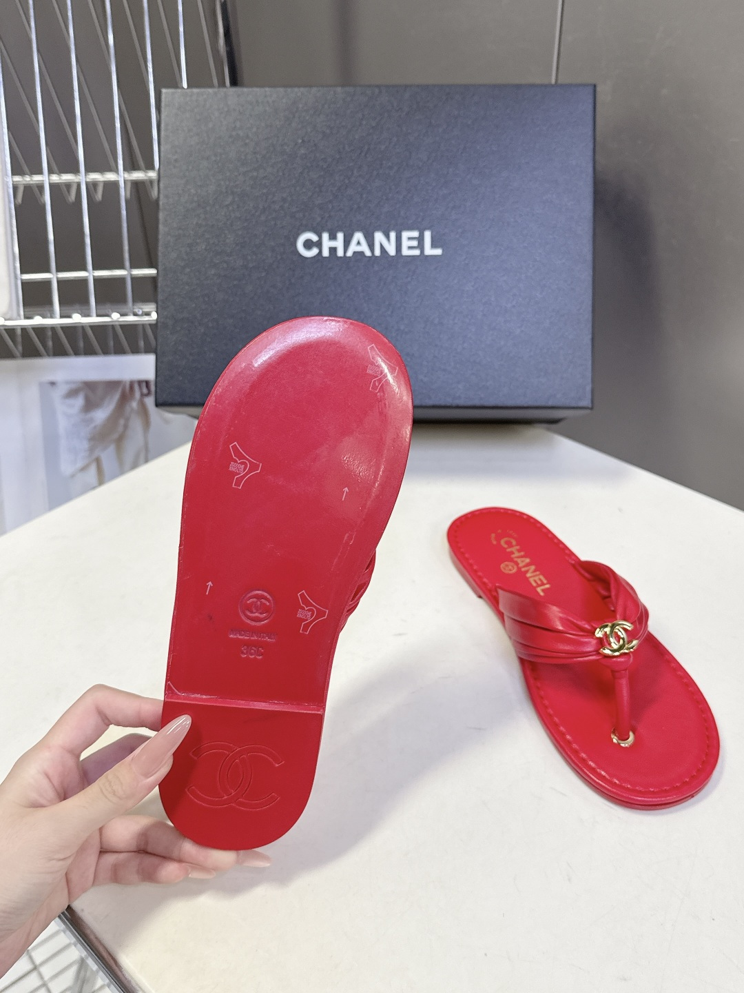 香奈儿Chanel春夏最新款人字拖超多明星网红种草 鞋面中心的金色双C标志是品牌的经典识别元素 自带精致