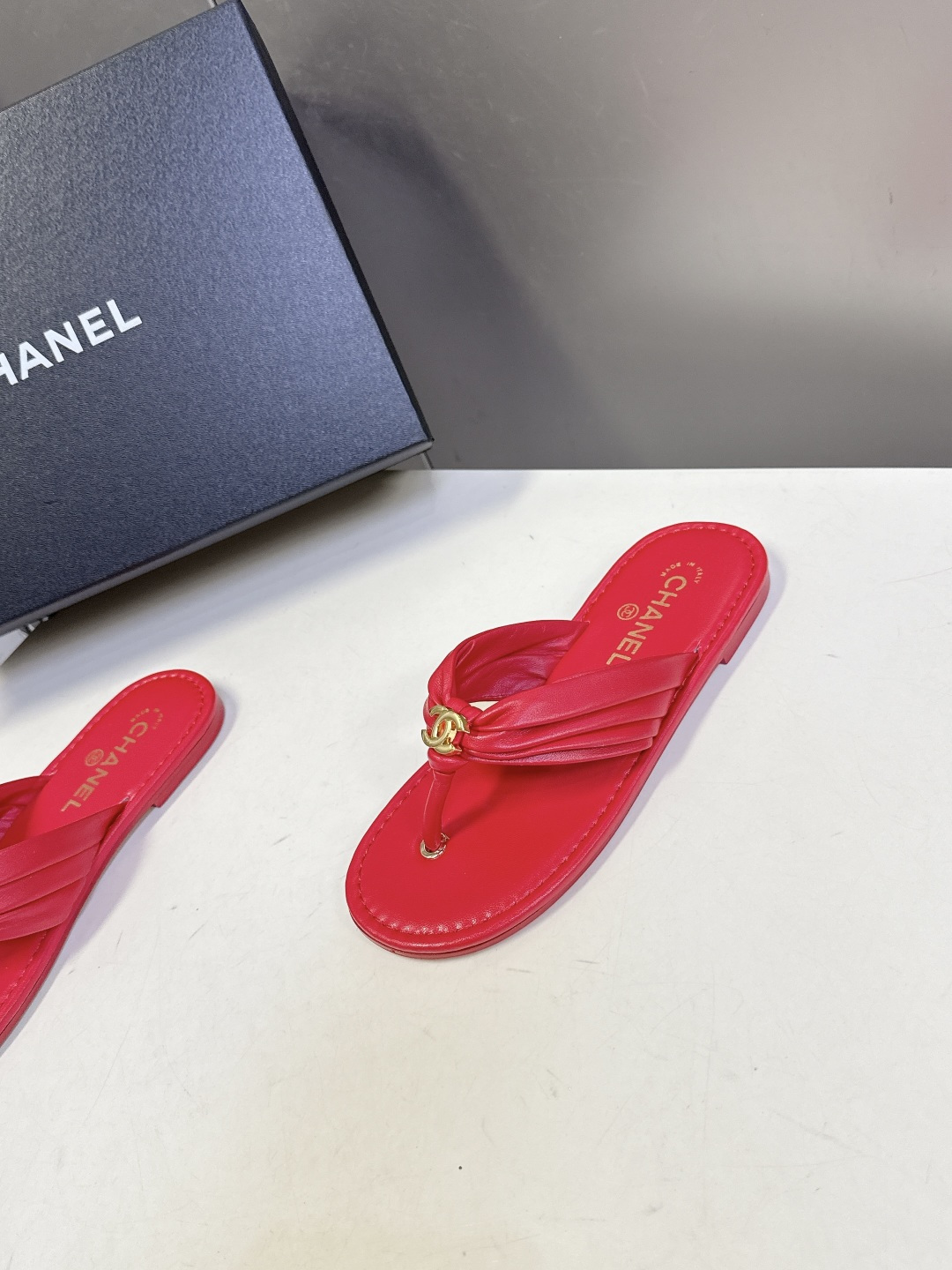 香奈儿Chanel春夏最新款人字拖超多明星网红种草 鞋面中心的金色双C标志是品牌的经典识别元素 自带精致