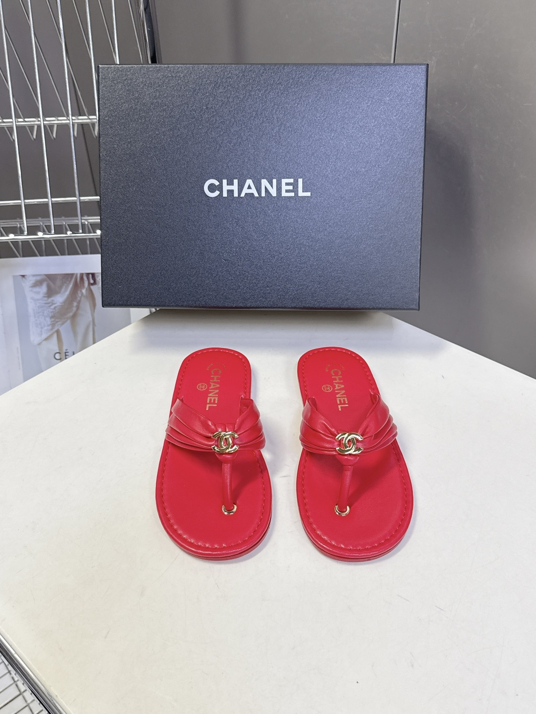 香奈儿Chanel春夏最新款人字拖超多明星网红种草 鞋面中心的金色双C标志是品牌的经典识别元素 自带精致