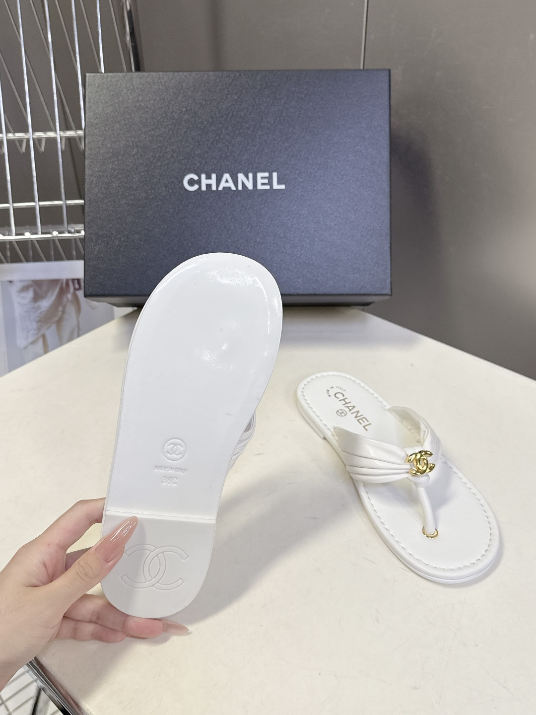 香奈儿Chanel春夏最新款人字拖超多明星网红种草 鞋面中心的金色双C标志是品牌的经典识别元素 自带精致