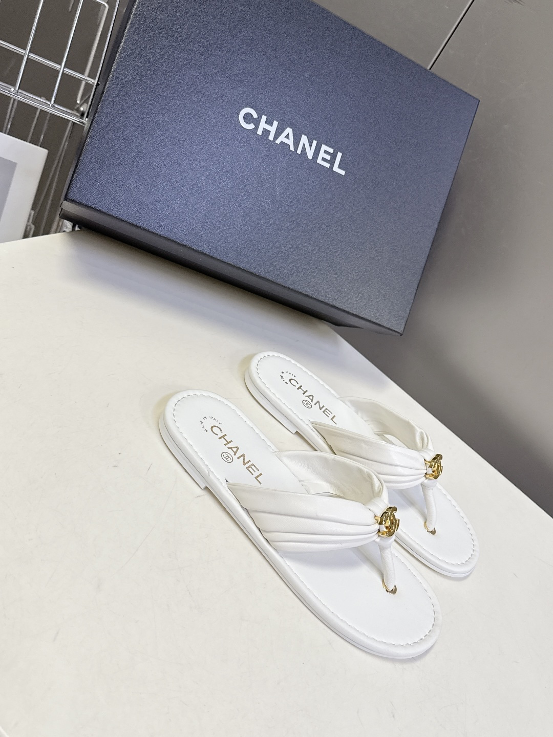 香奈儿Chanel春夏最新款人字拖超多明星网红种草 鞋面中心的金色双C标志是品牌的经典识别元素 自带精致