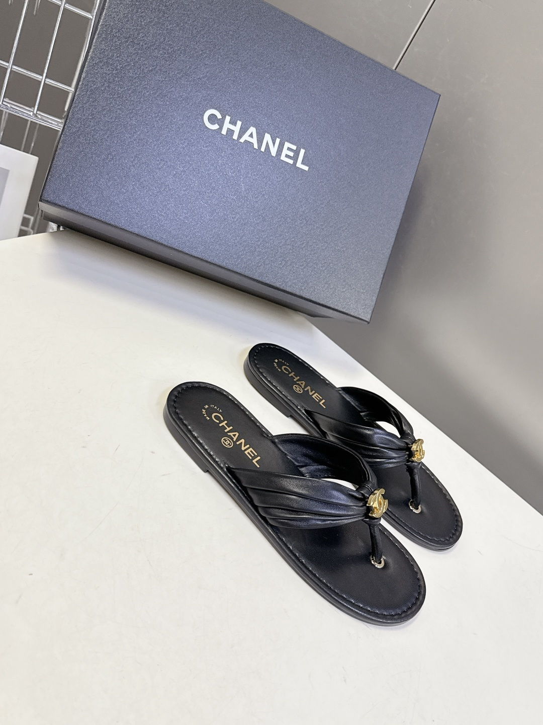 香奈儿Chanel春夏最新款人字拖超多明星网红种草 鞋面中心的金色双C标志是品牌的经典识别元素 自带精致