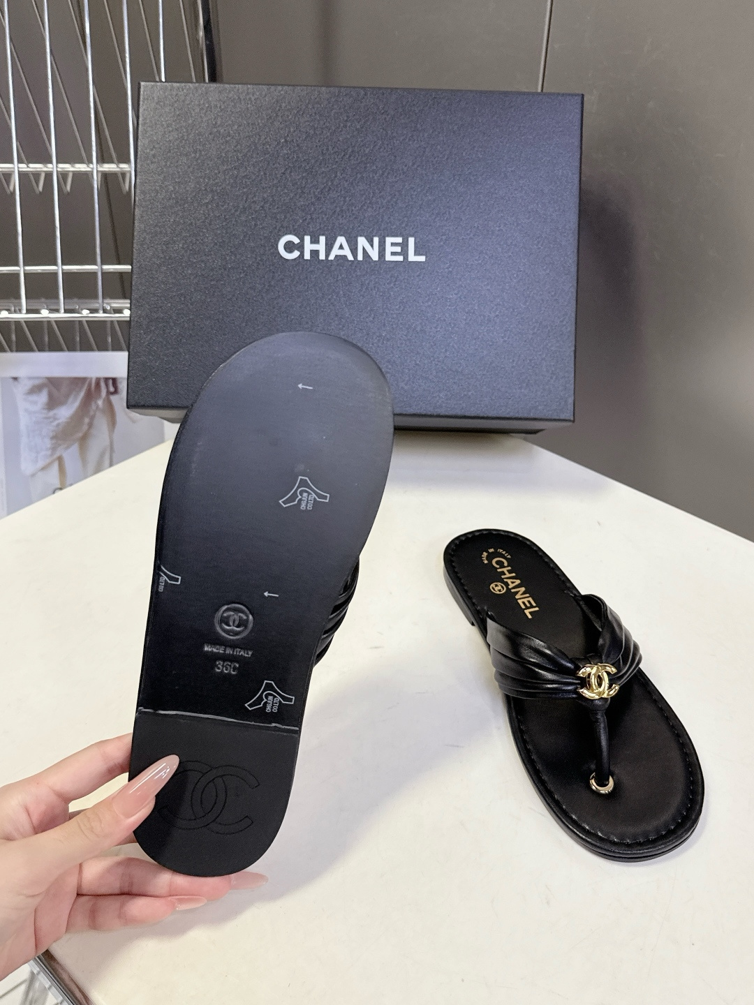 香奈儿Chanel春夏最新款人字拖超多明星网红种草 鞋面中心的金色双C标志是品牌的经典识别元素 自带精致